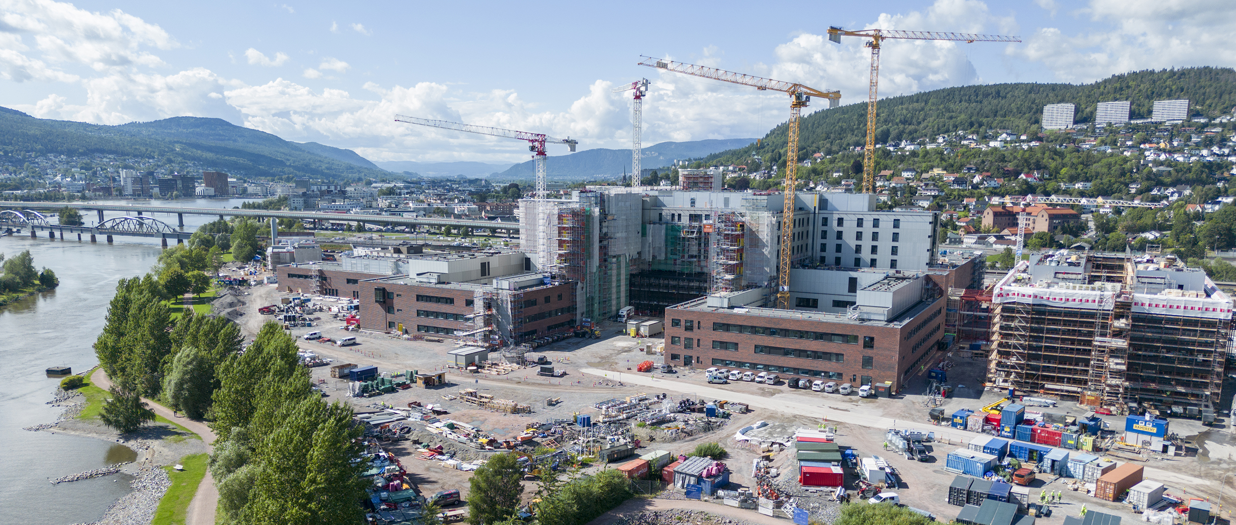 Dronebilde som viser det nye sykehuset i Drammen fra sjøsiden.