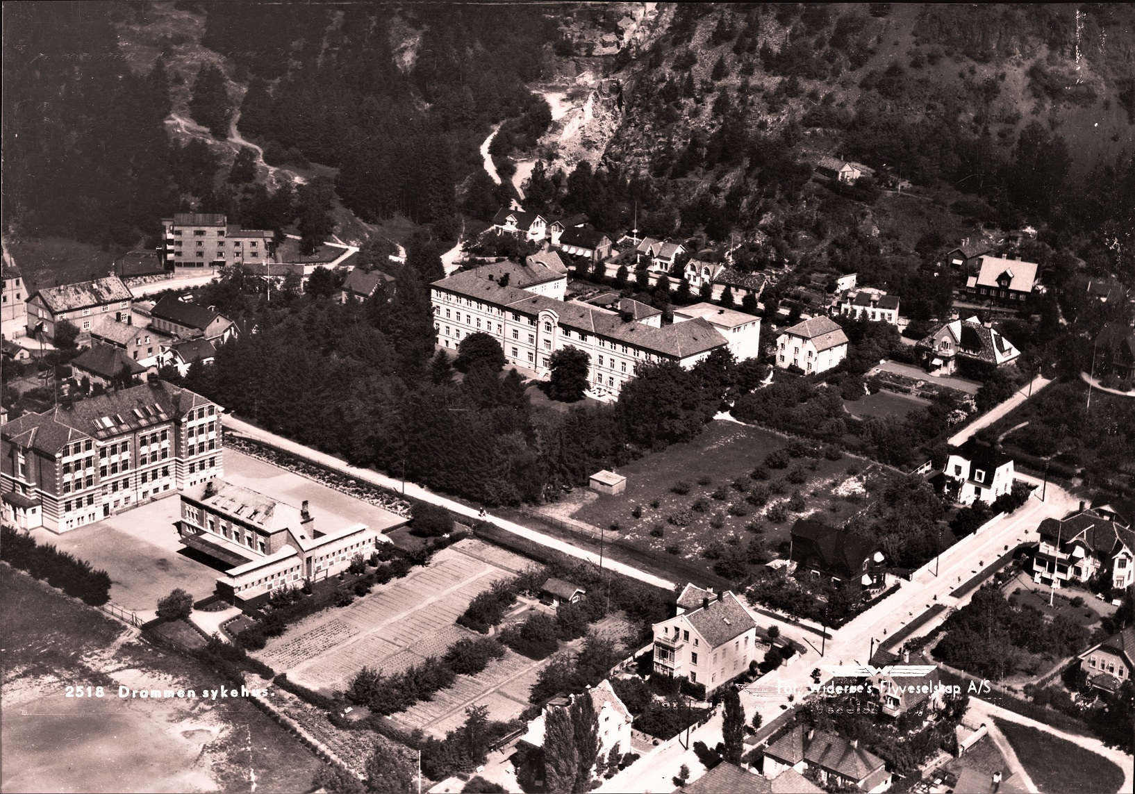 Flyfoto av Gamle Bragernes skole.