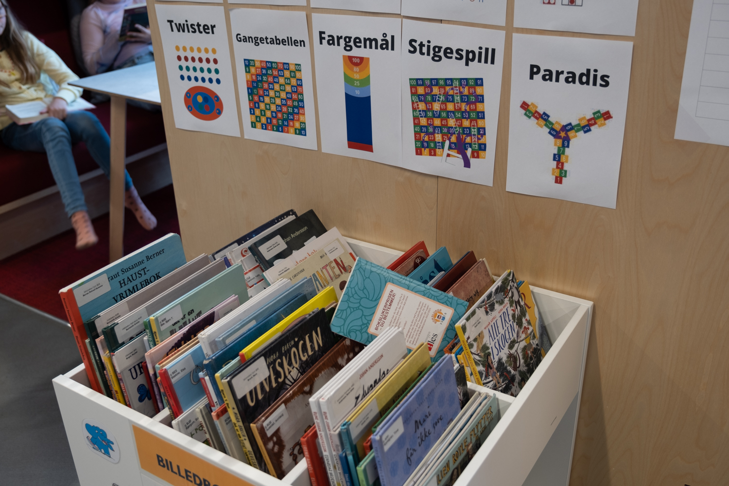 Bildet viser bøker stablet etter hverandre på biblioteket på Fjell.