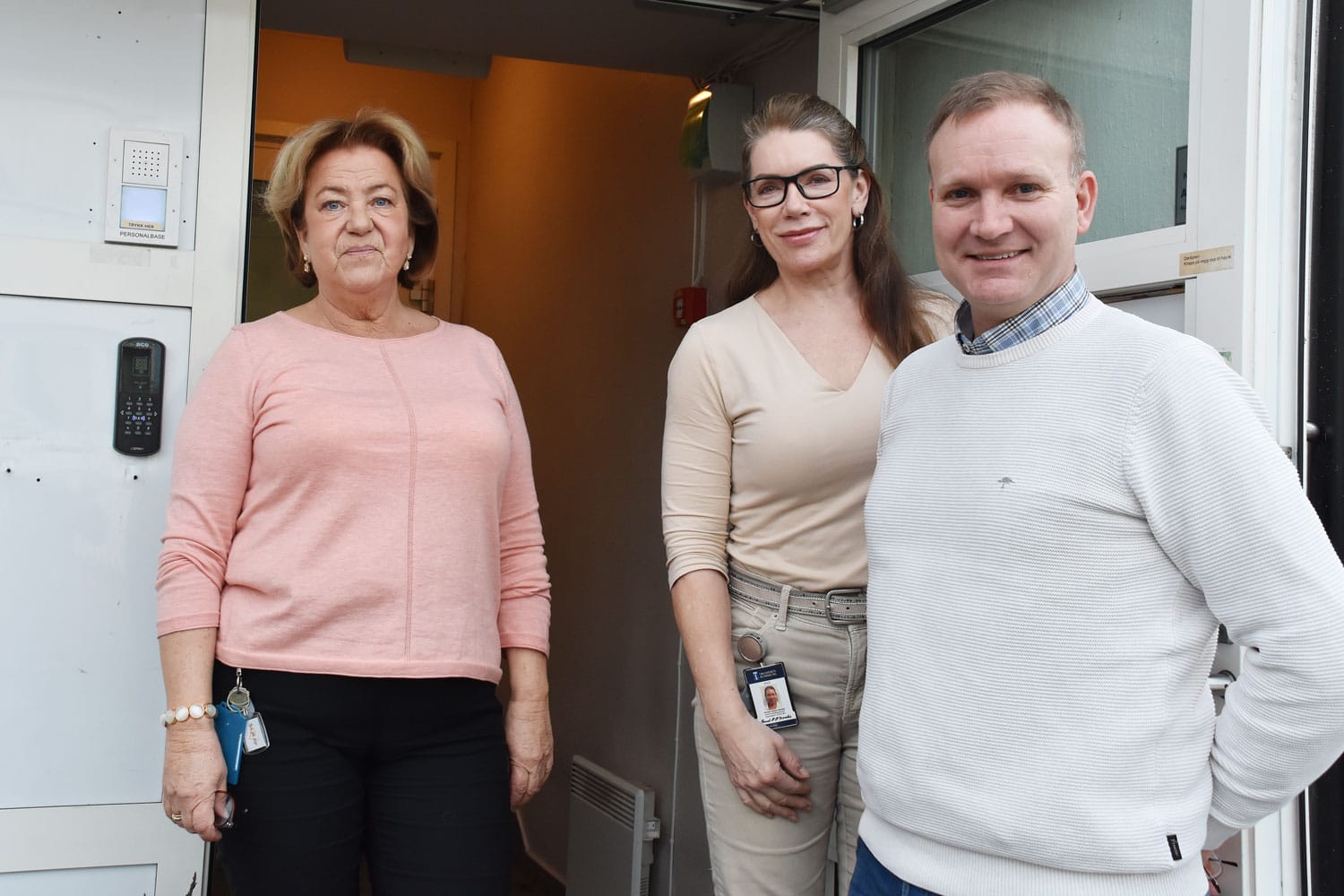 Krisesenterets ansatte Ingunn E. Åker og Hannah Morales sammen med Hugo Limkjær