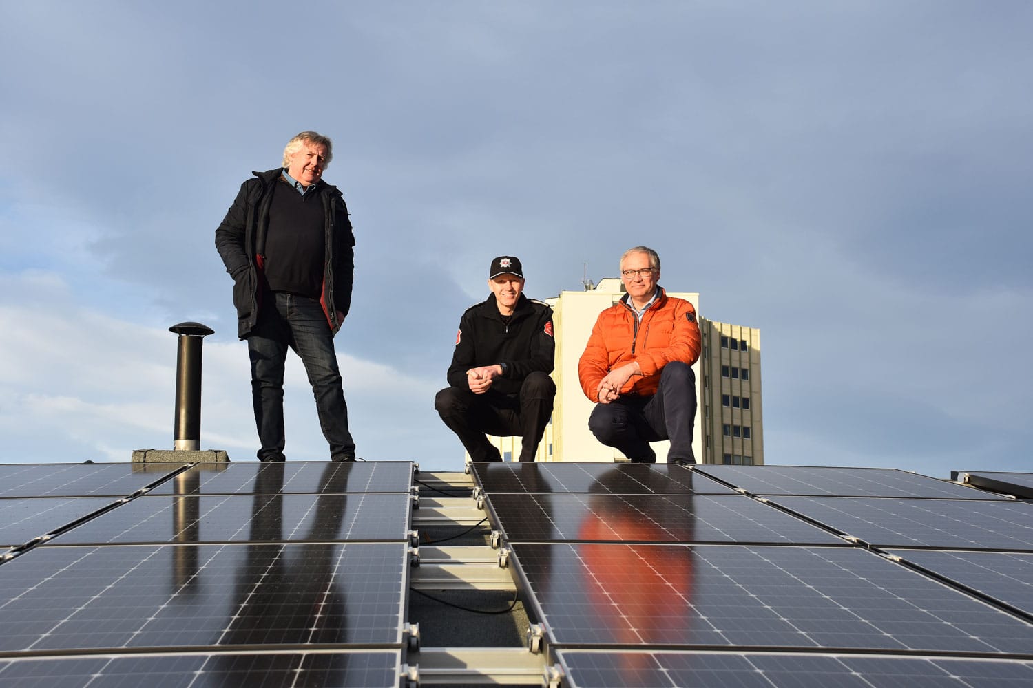 Solcellepanelet er klar til bruk: Geir Andersen, Torgeir E. Andersen og Gjermund Riise Brekke.