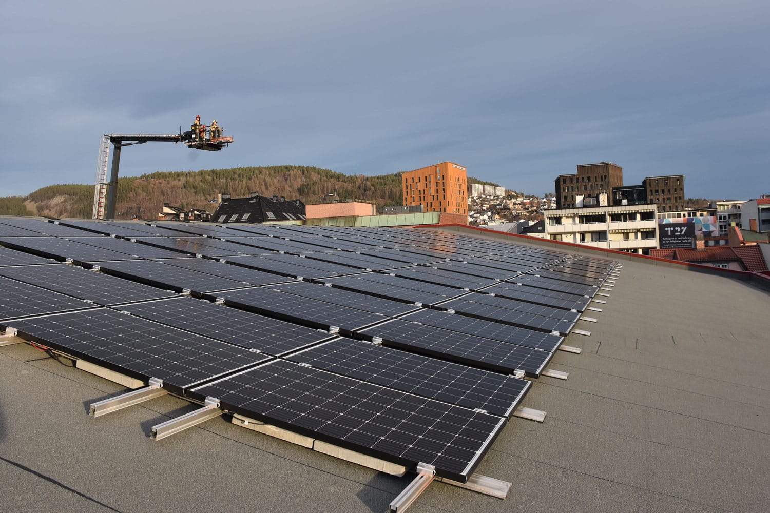 Solcellepanel på Drammen brannstasjons tak