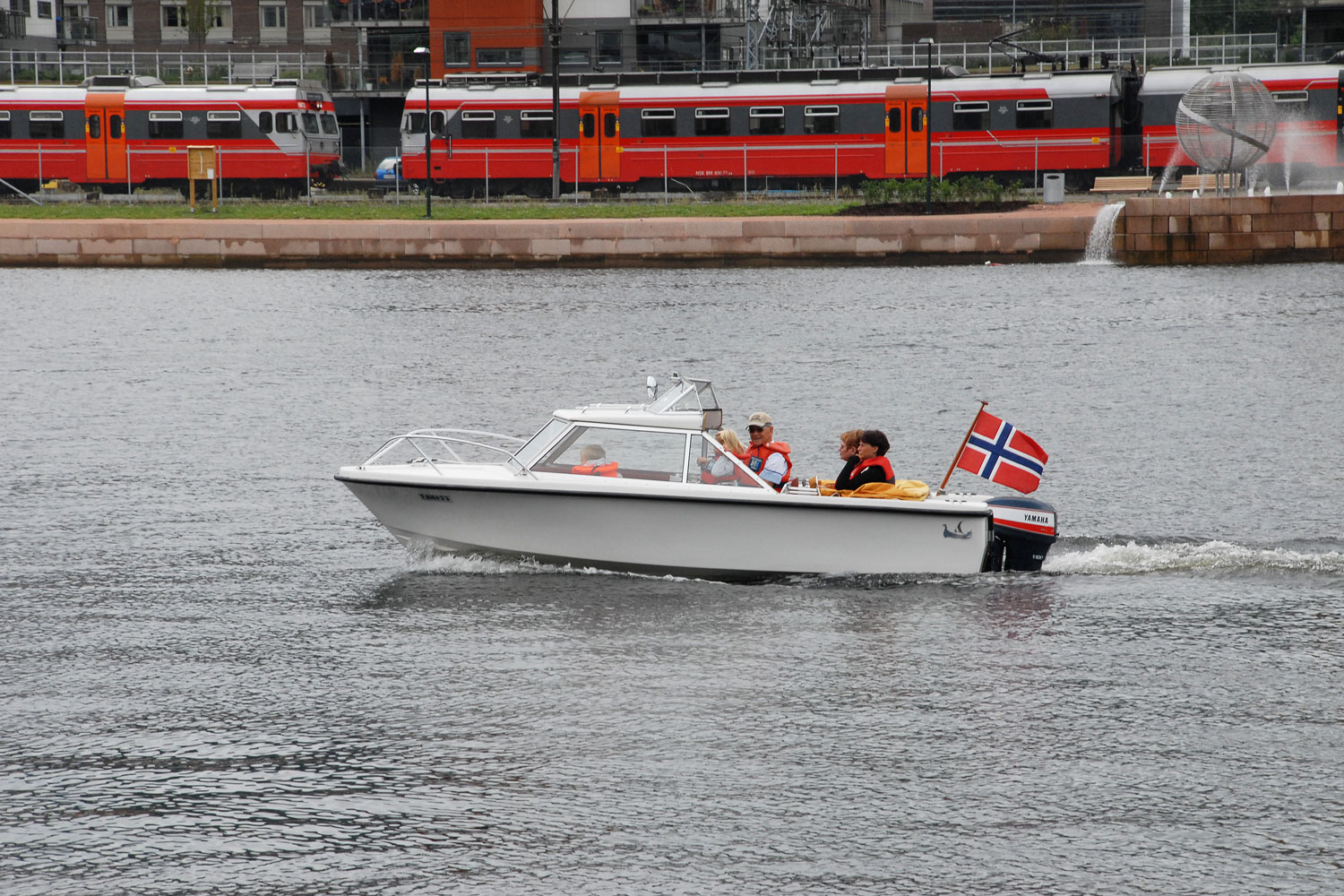 Båt med passasjerer iført redningsvest