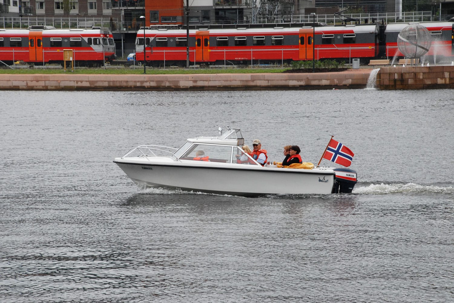 Båt med passasjerer iført redningsvest