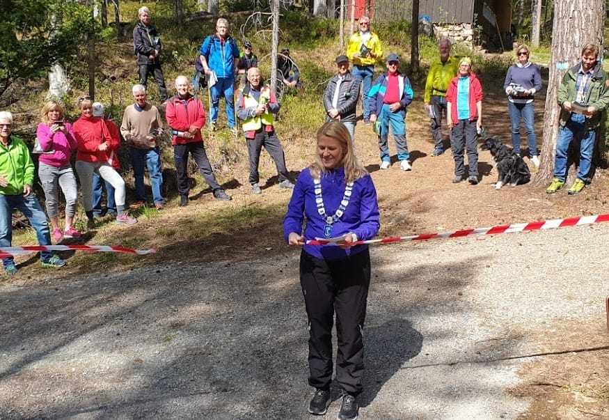 Ordfører Monica Myrvold Berg klipper sperrebånd og åpner vei