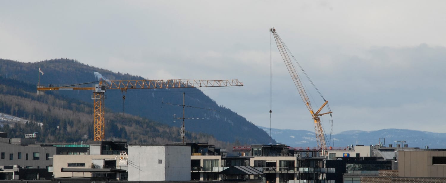 Oversikt over Drammen med byggekraner i horisonten.