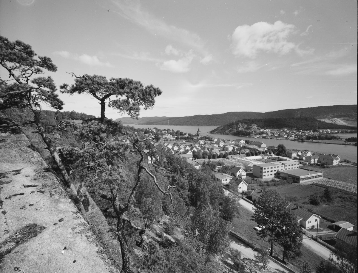 BILDE: Oversikt fra Flaggstanga. Bildet er tatt i 1964. Foto: Mittet & Co. AS/Nasjonalbiblioteket.