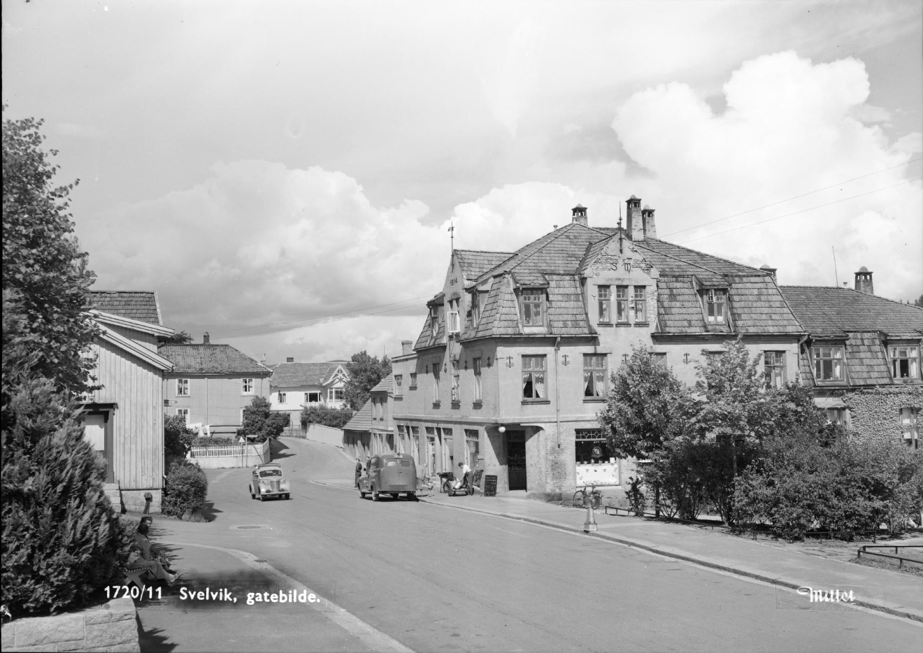 Storgaten i Svelvik fra 1900. Foto: Mittet & co AS / Nasjonalbiblioteket.