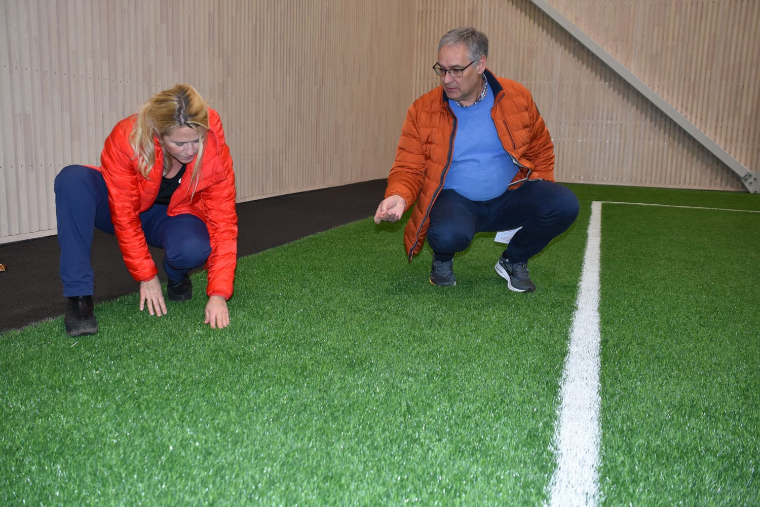 Åssiden fotballhalls gressmatte besiktiges av ordfører Monica og daglig leder Gjermund
