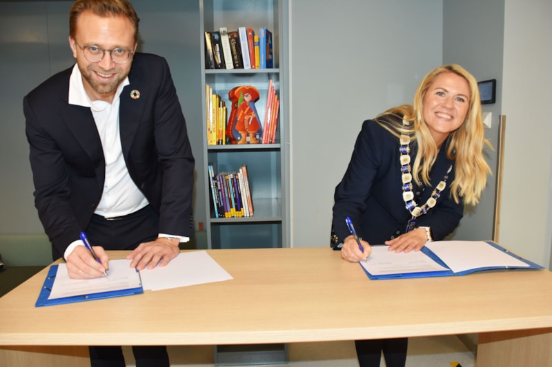 Statsr&aring;d Nikolai Astrup og ordf&oslash;rer Monica Myrvold Berg signerer ny intensjonsavtale