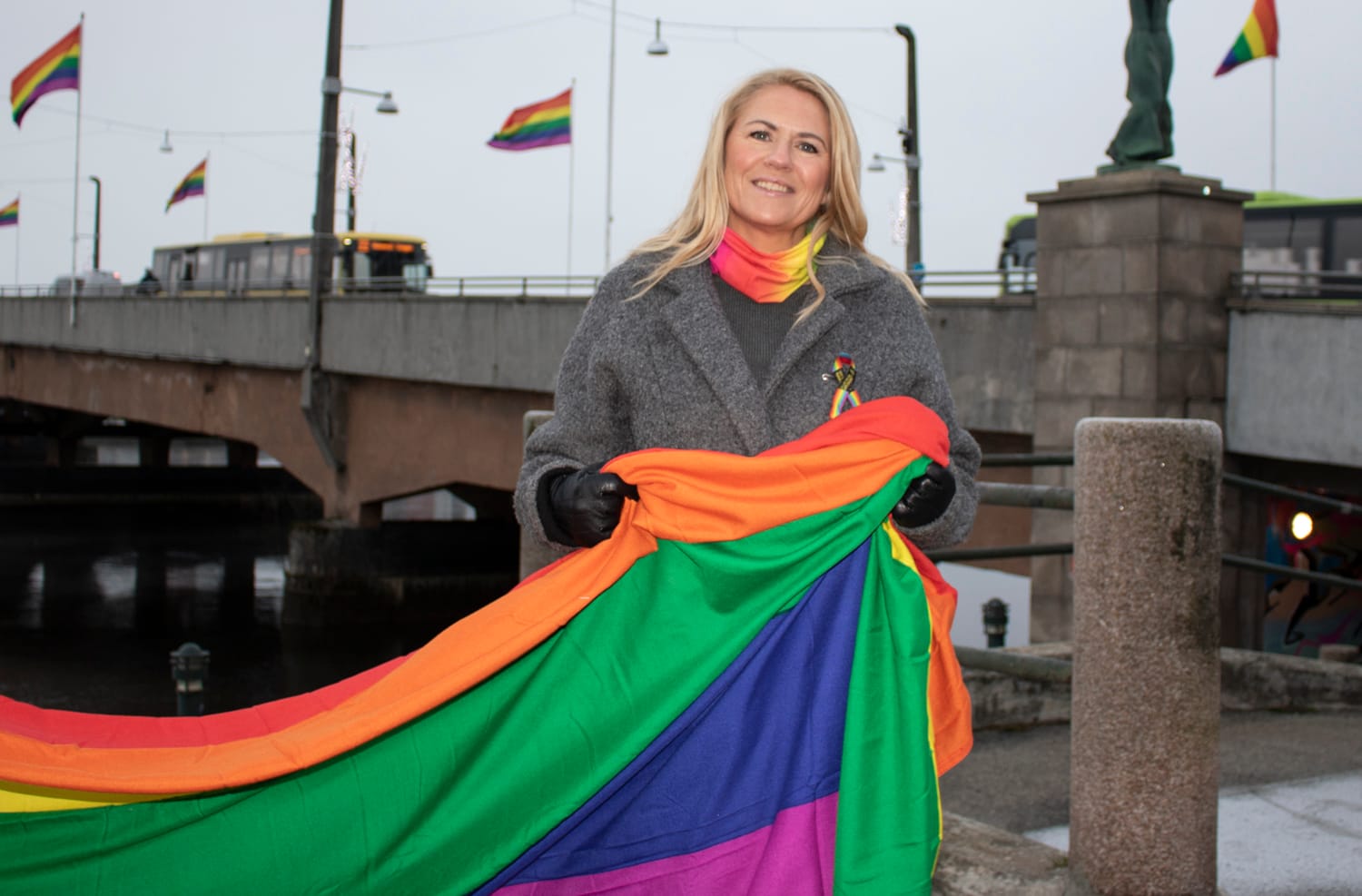 ordfører Monica Myrvold Berg med Pride-flagget