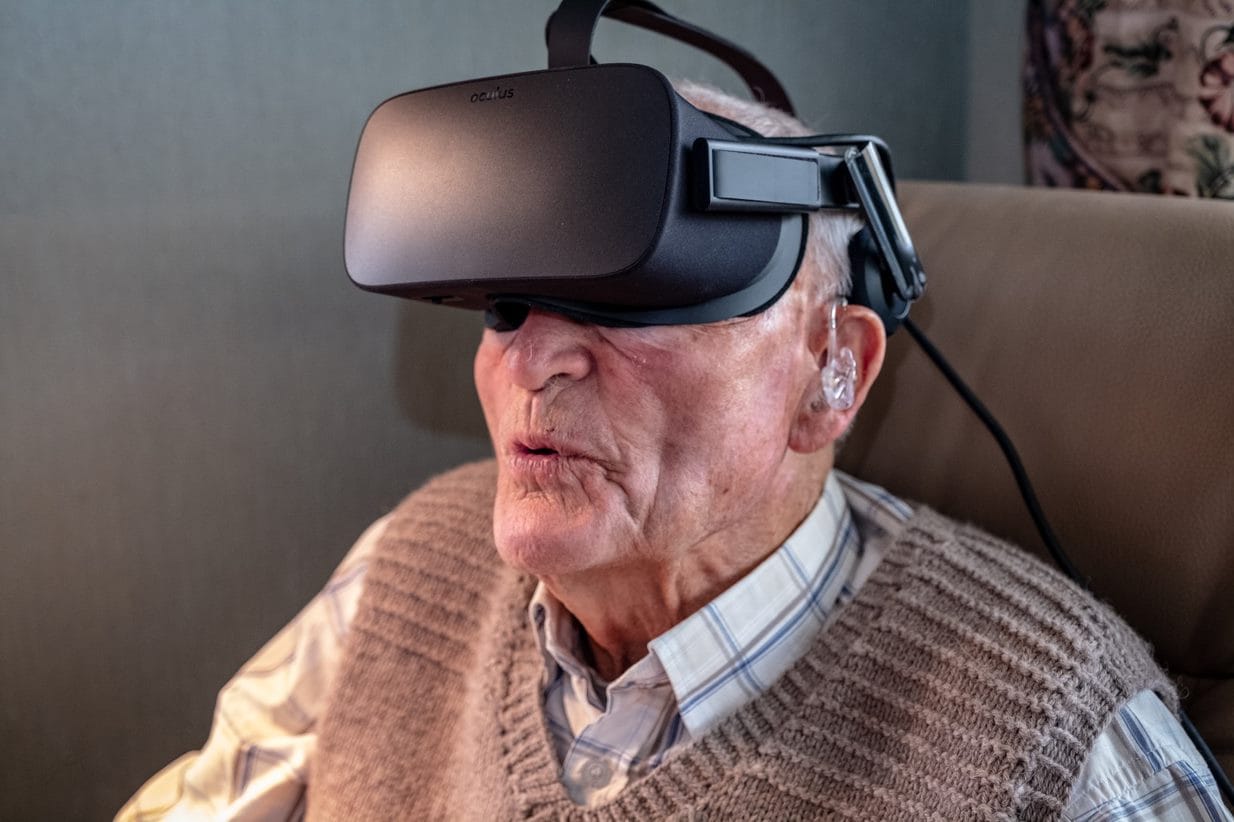 eldre mann med VR briller