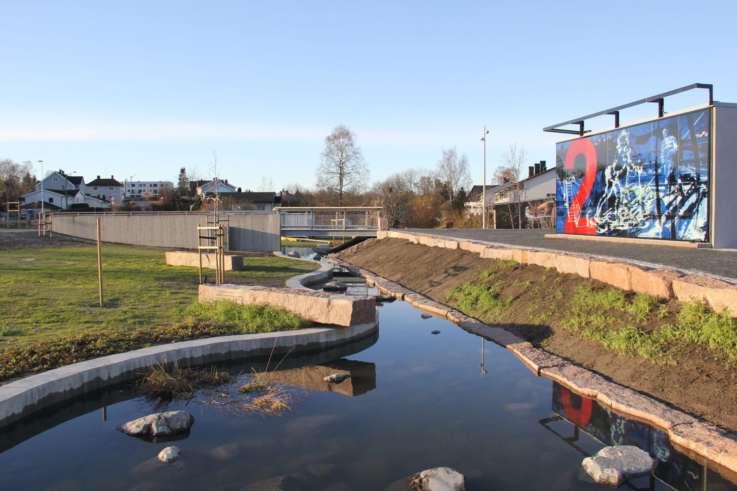 Wildenveys plass i Mjøndalen med vannspeil og kunst