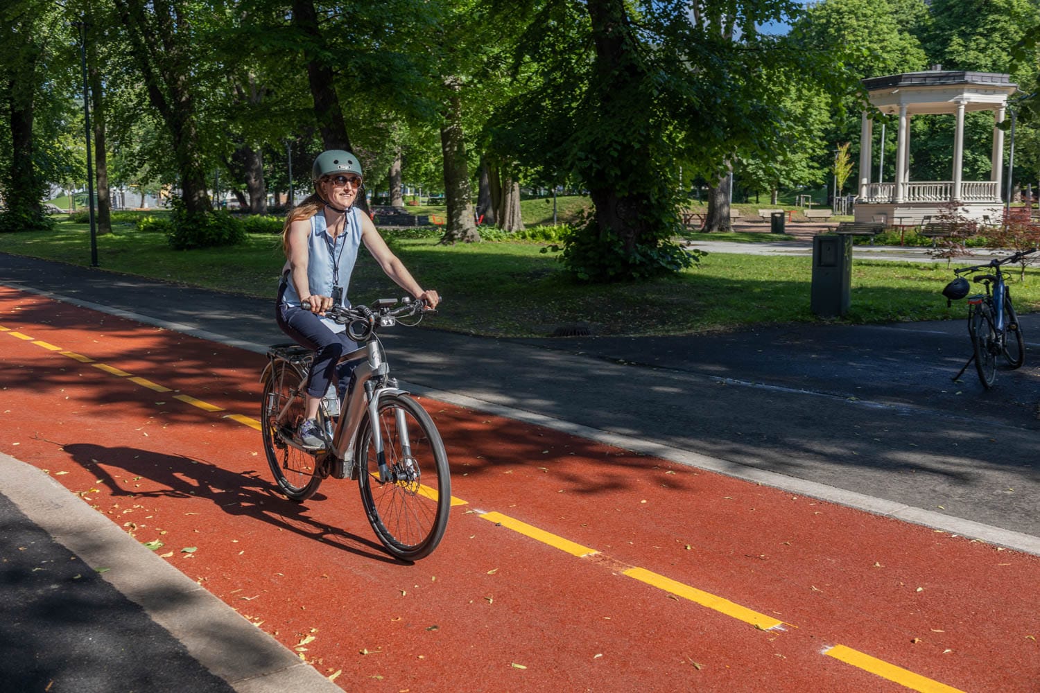 syklist med hjelm på rød sykkelvei.