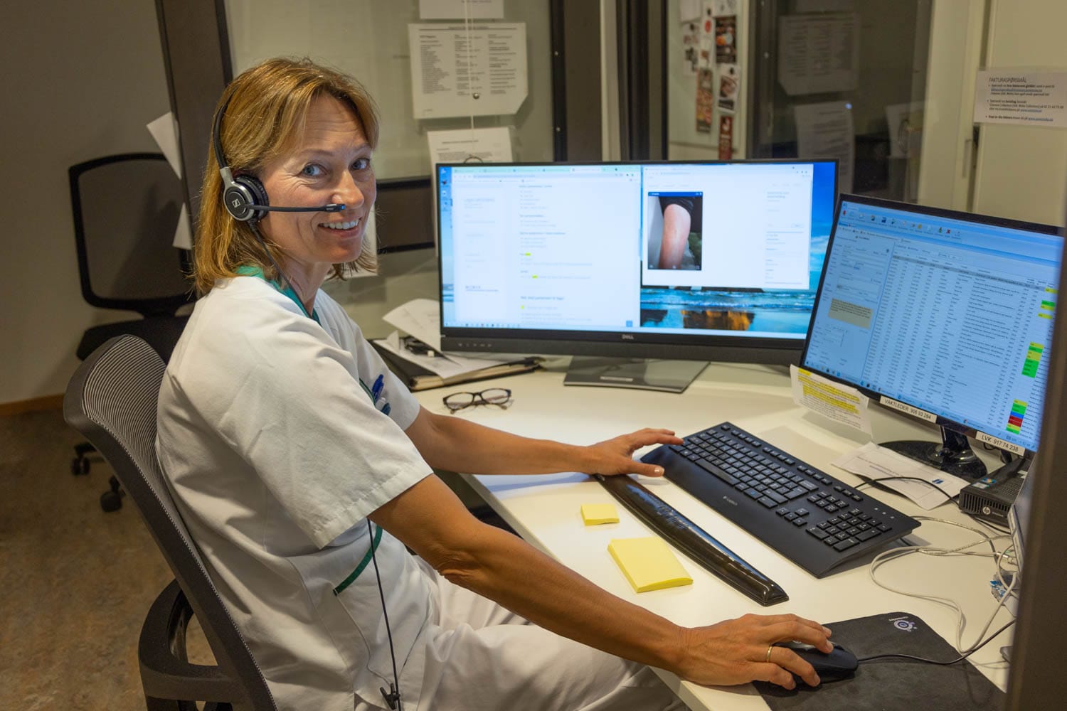 Sykepleier og operatør foran skjermer med videokonsultasjon