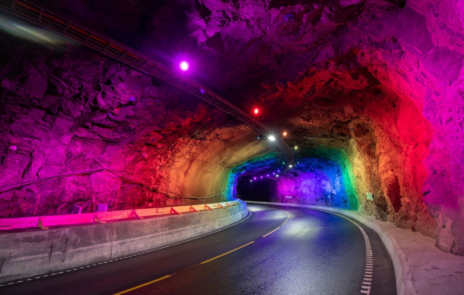 Vakker rosa, blå og gul lyssetting inne i Spiraltunnelen.