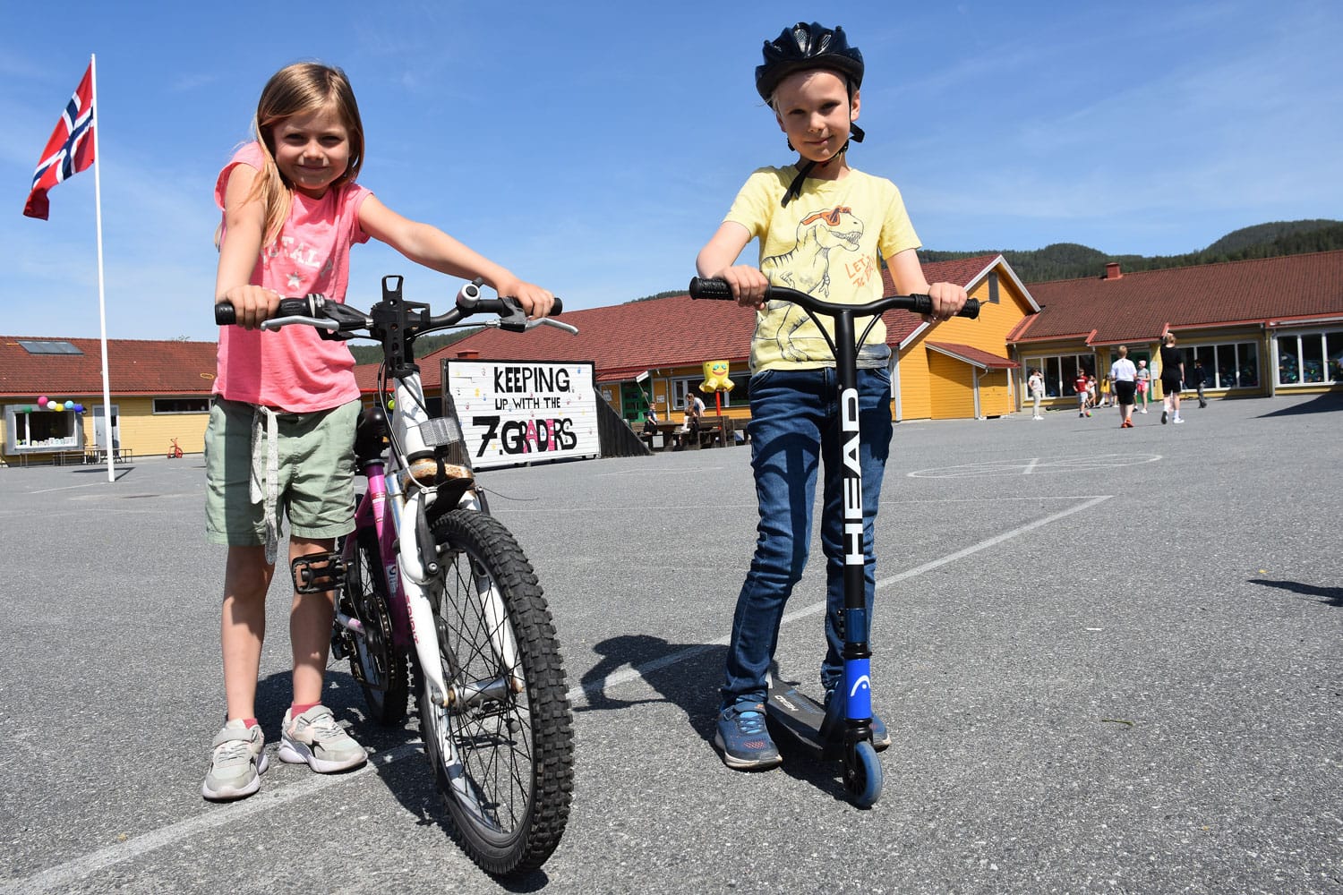 Steinberg skole Celine og Adrian med sykkel og sparkesykkel