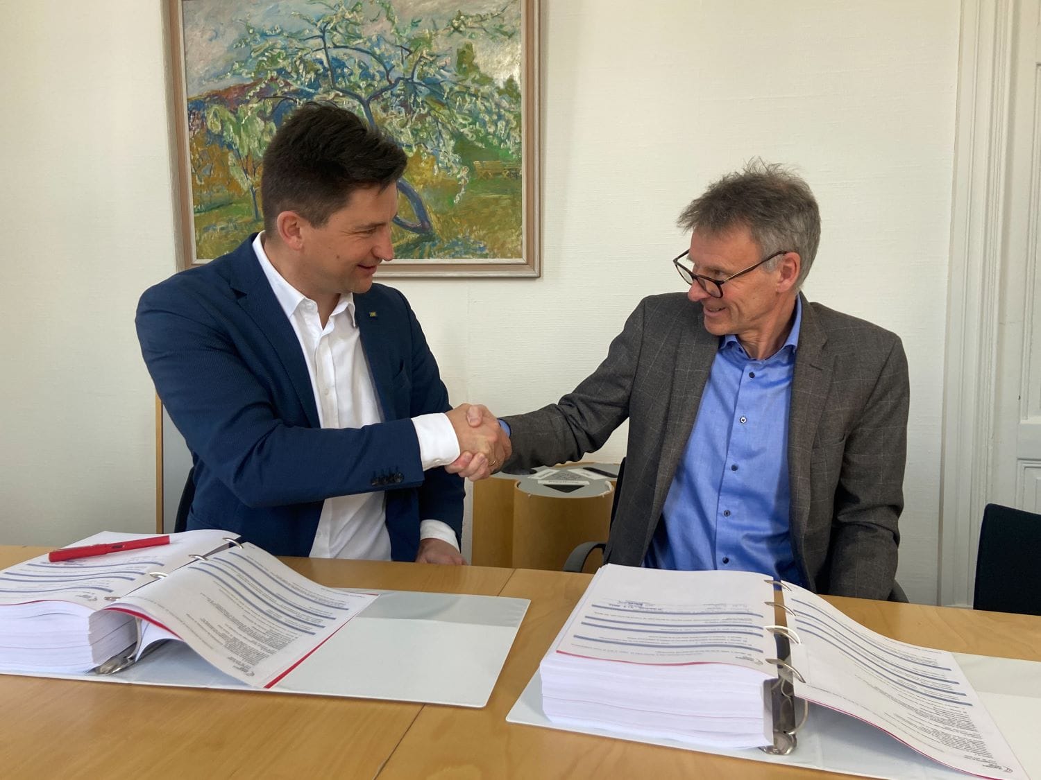 Bertil Horvli og Mathias Fabich tar hverandre i hånden etter signering av avtale.