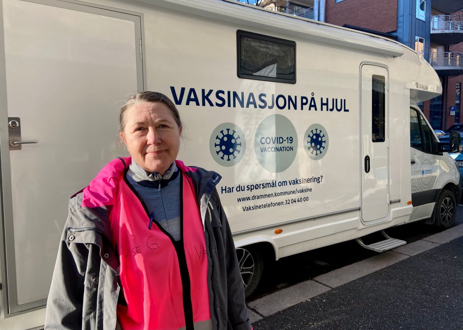 Lisa Gladhus foran vaksinasjonsbilen