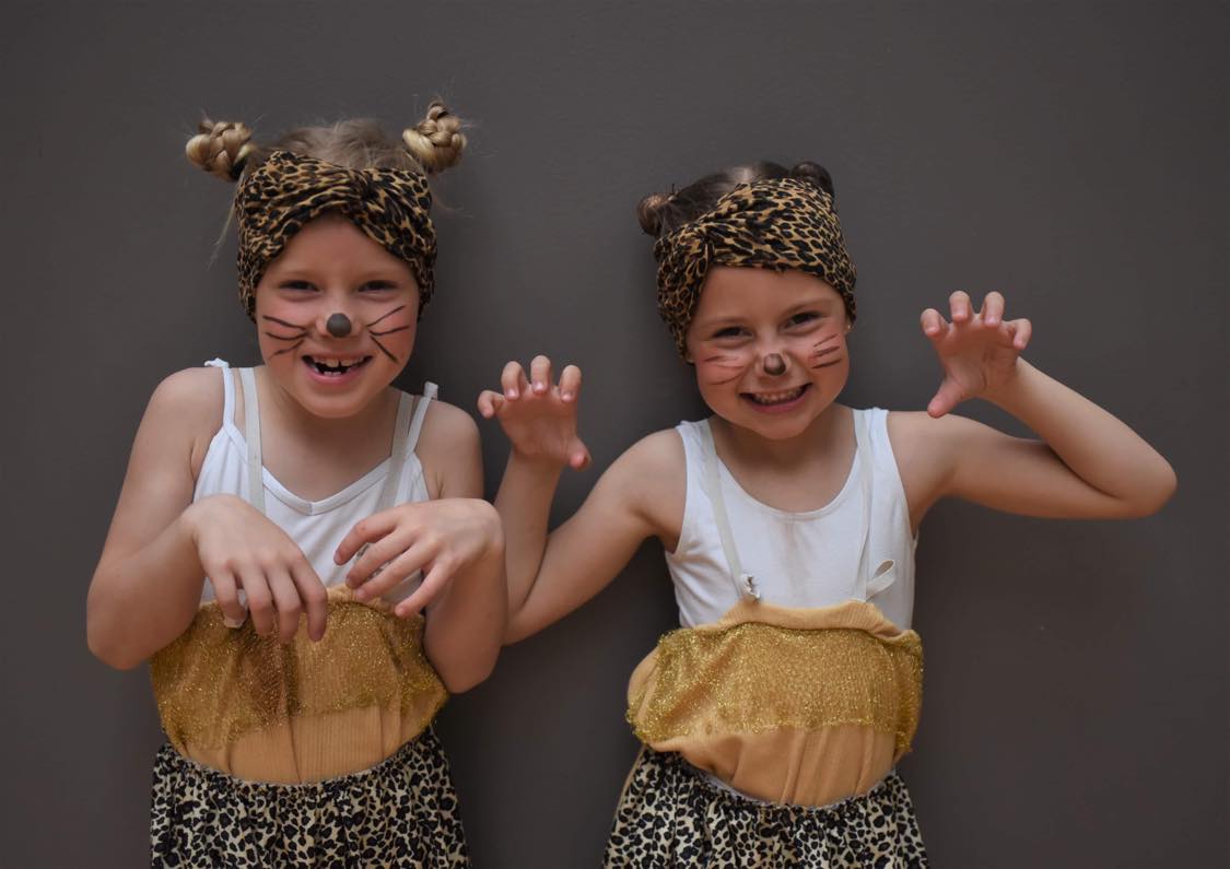 To små jenter kledd ut som løver