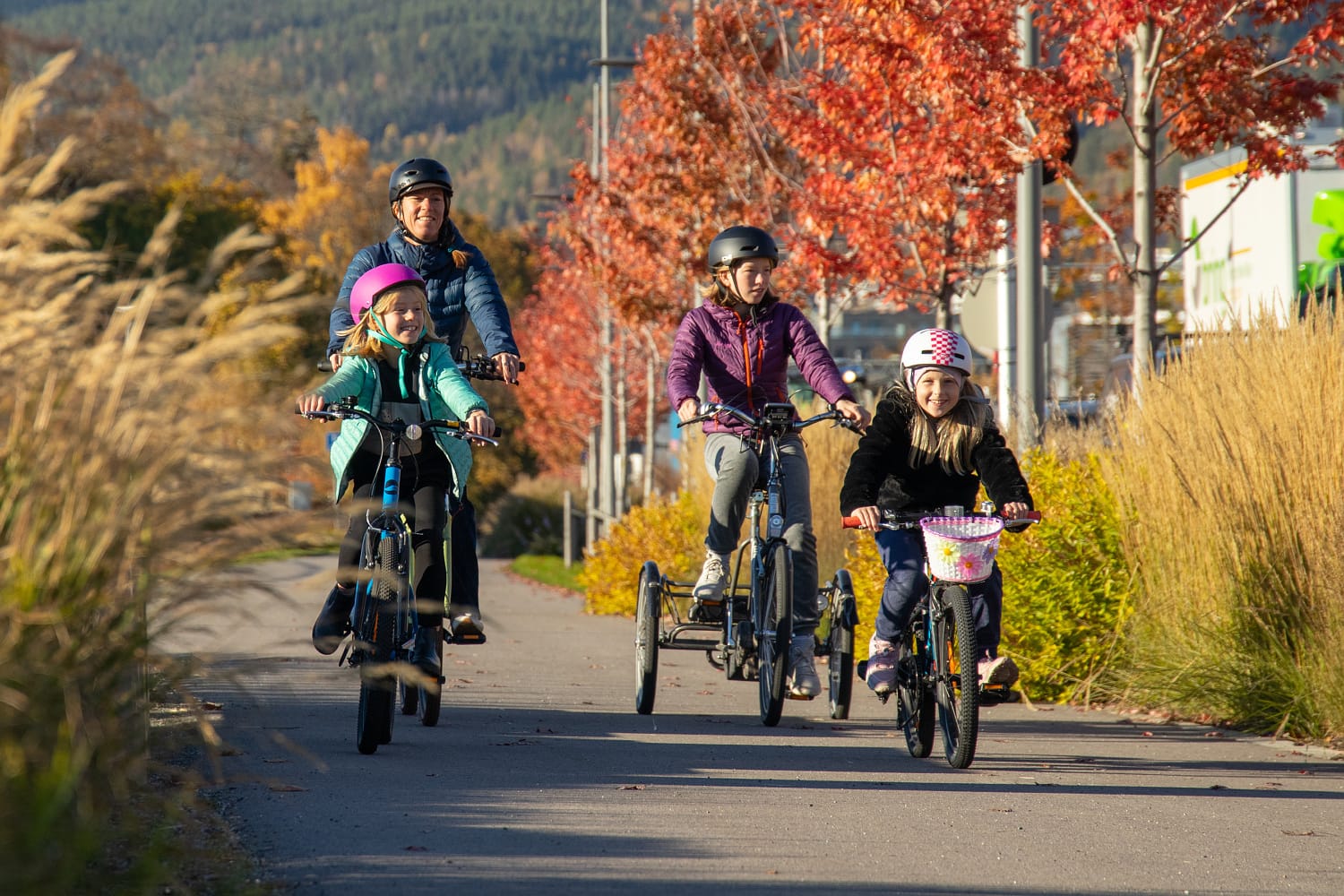 En voksen og tre jenter sykler på gang- og sykkelveien i Bjørnstjerne Bjørnsonsgate