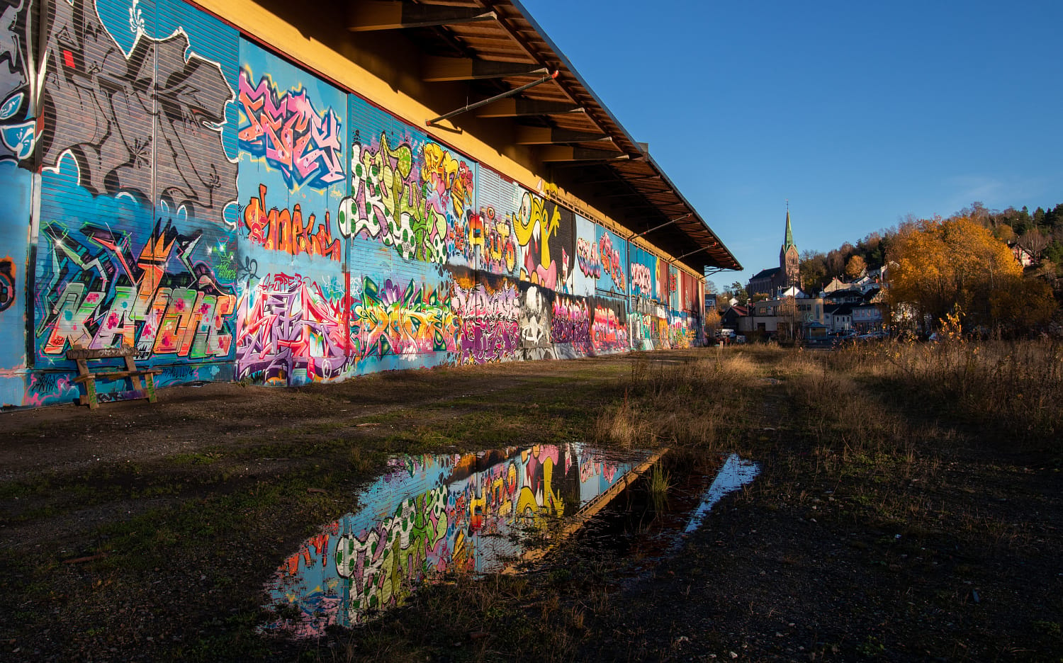 Vegg med graffiti og gatekunst