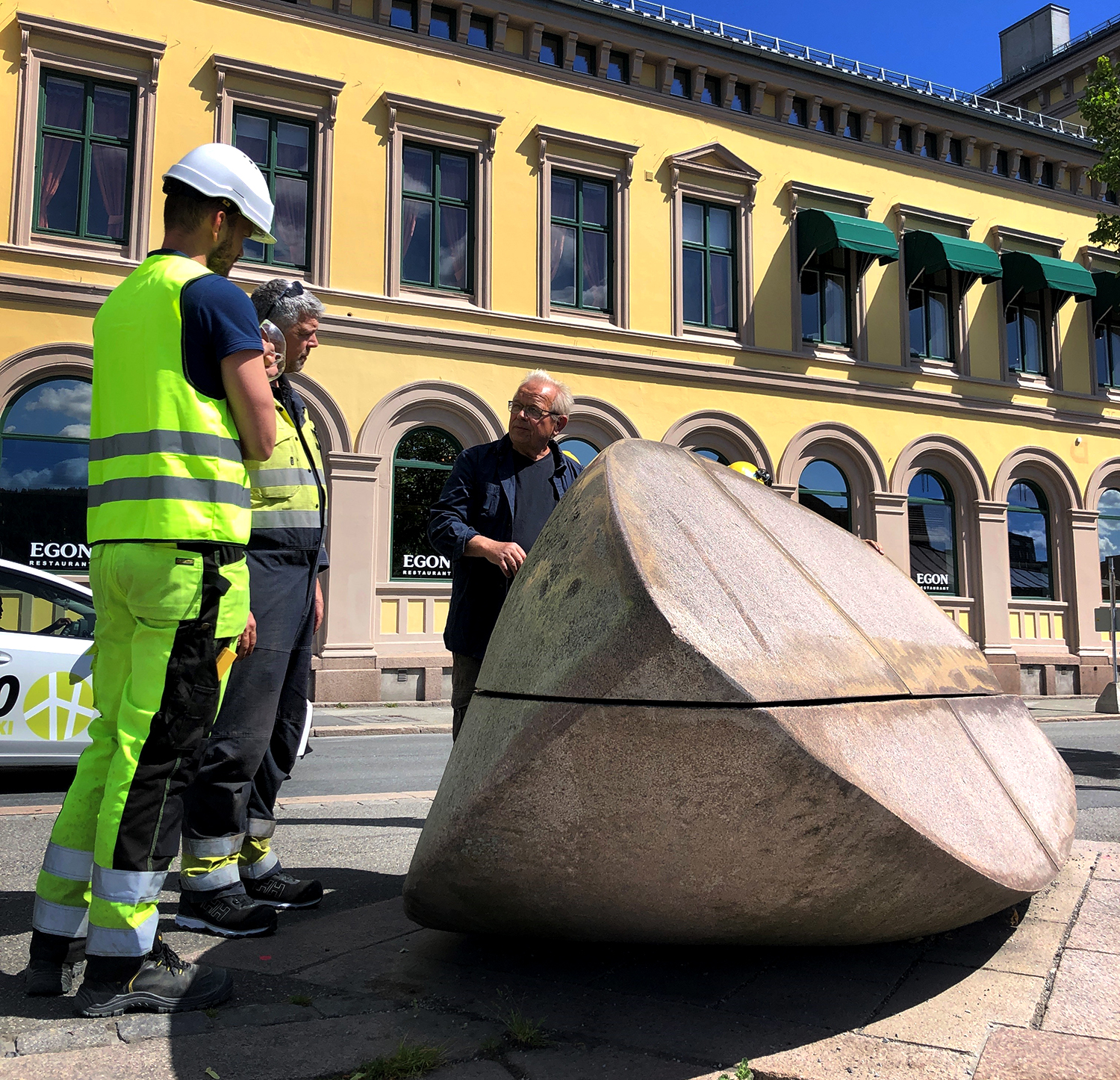 Jørn Hetland, Jarle Bøckman og Kristian Blystad ser på steinskulpturen Båt.
