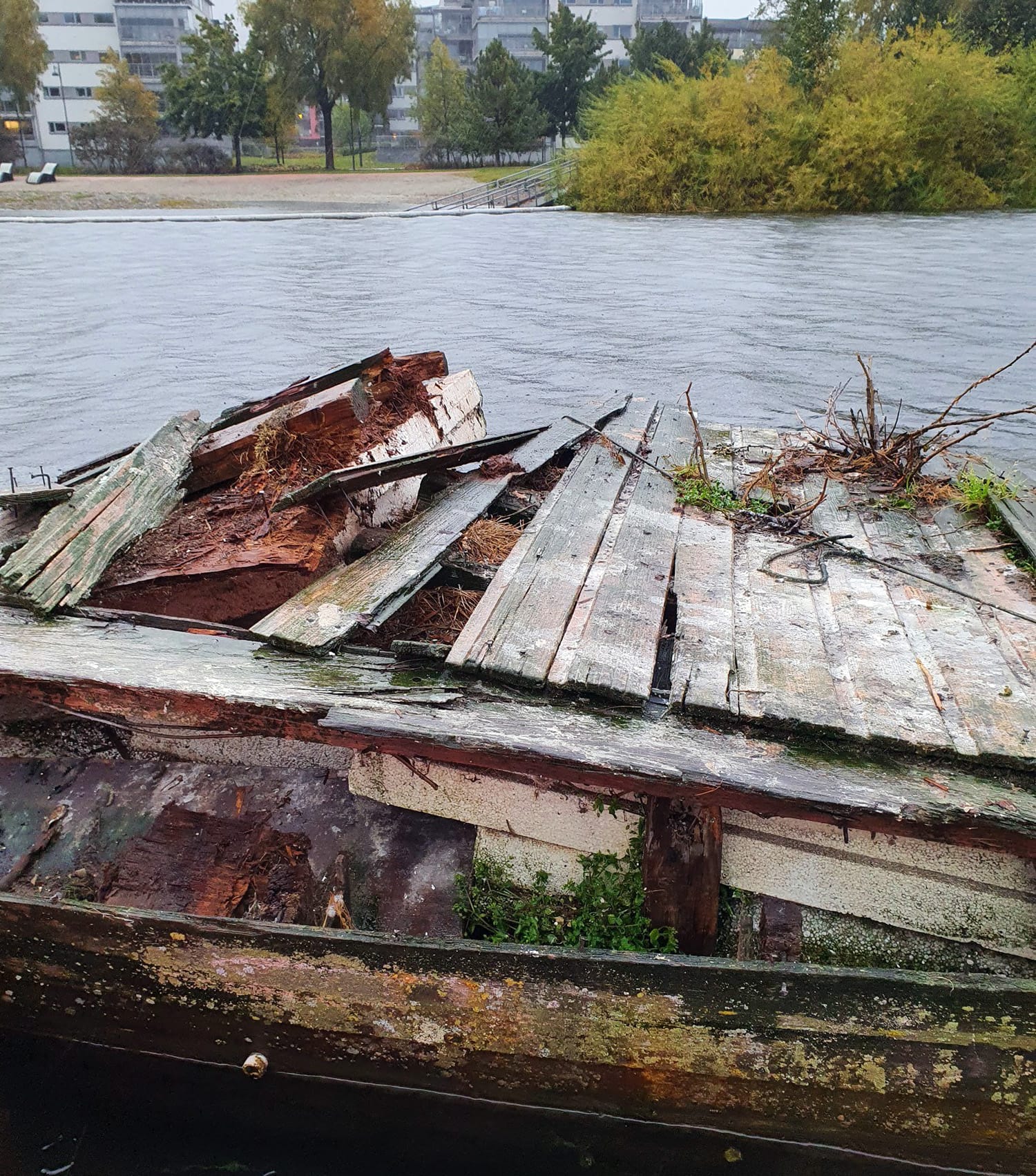 Kommunen har fjernet båtvraket på Bragernes strand