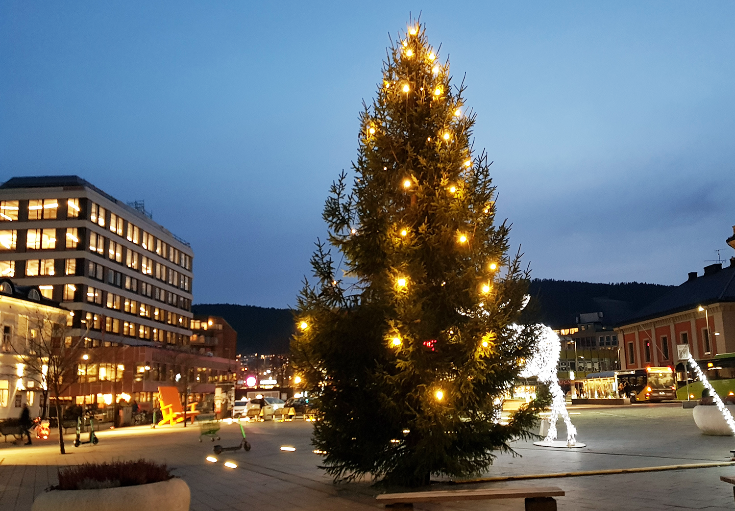 Juletre som lyser på Bragernes torg i 2021