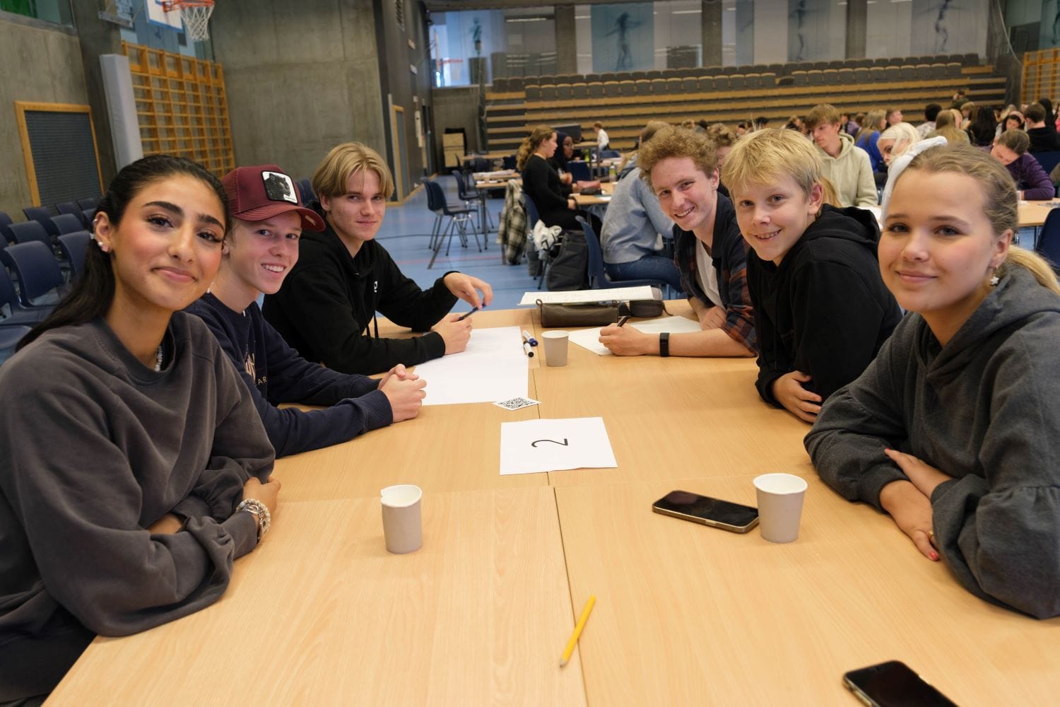 seks elever rundt et bord på Drammen vgs.