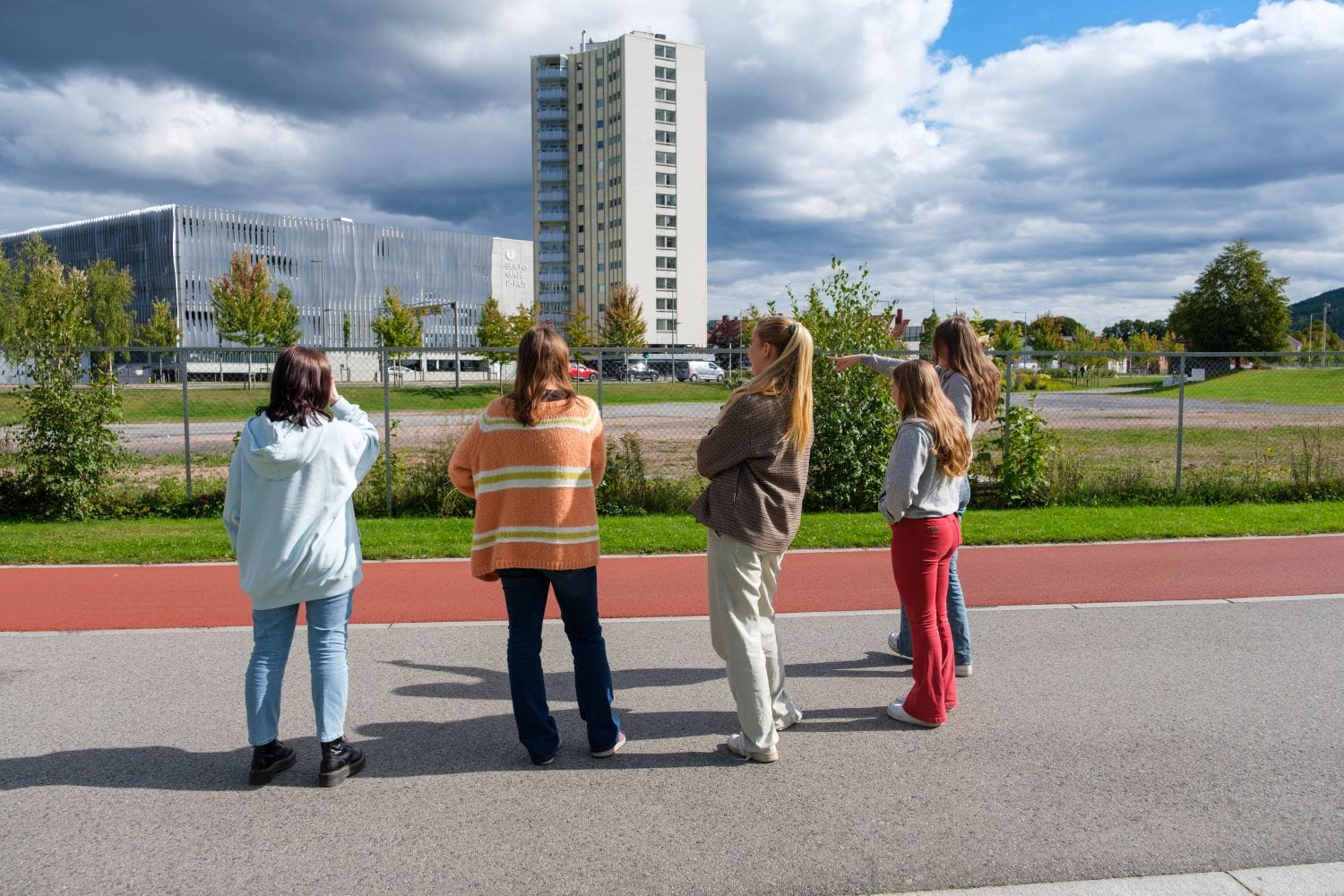 Fem elever bakfra ved kastfeltet på Strømsø