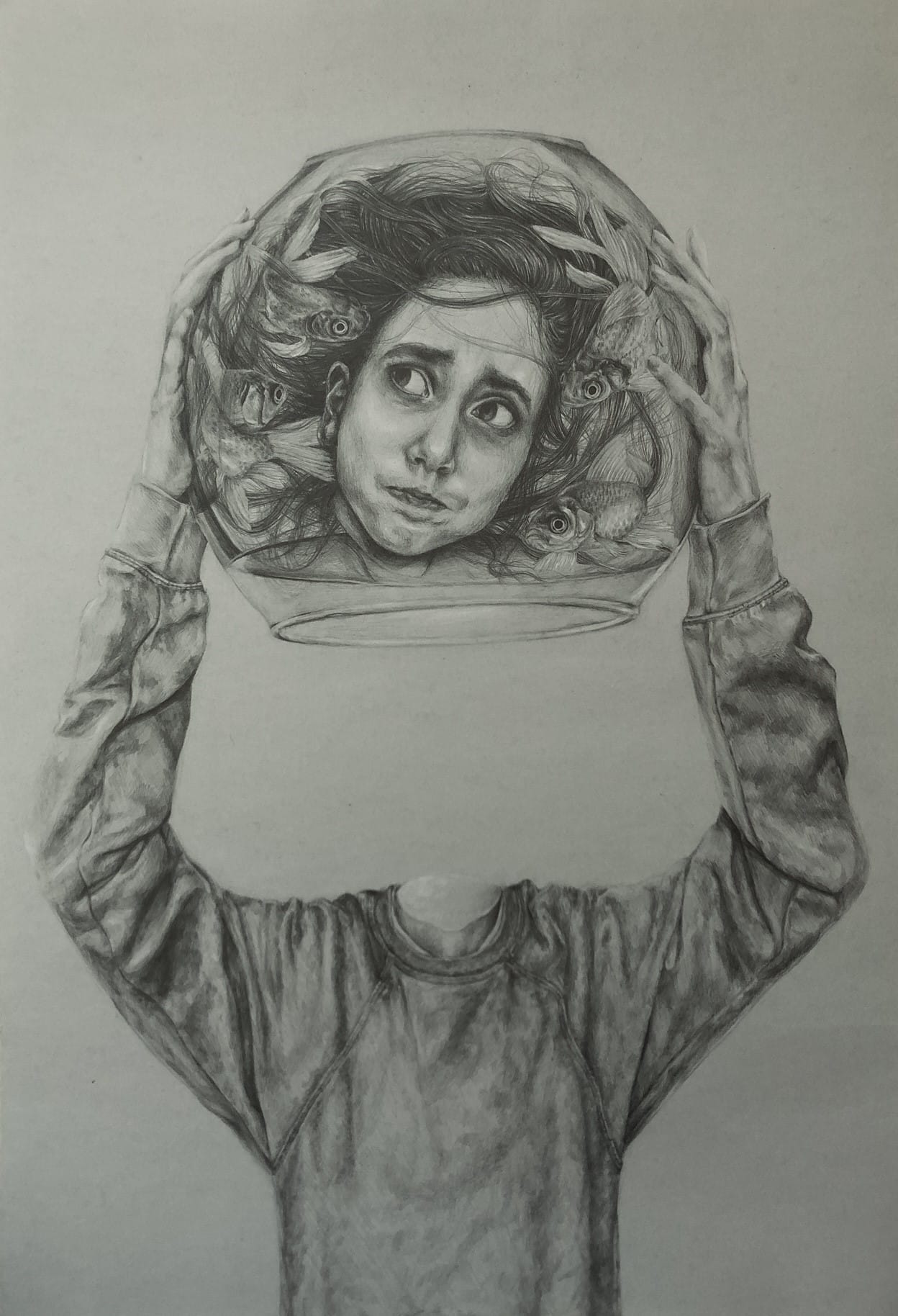 kunsttegning av et damehode inne i en fiskebolle som er løftet av kroppen.