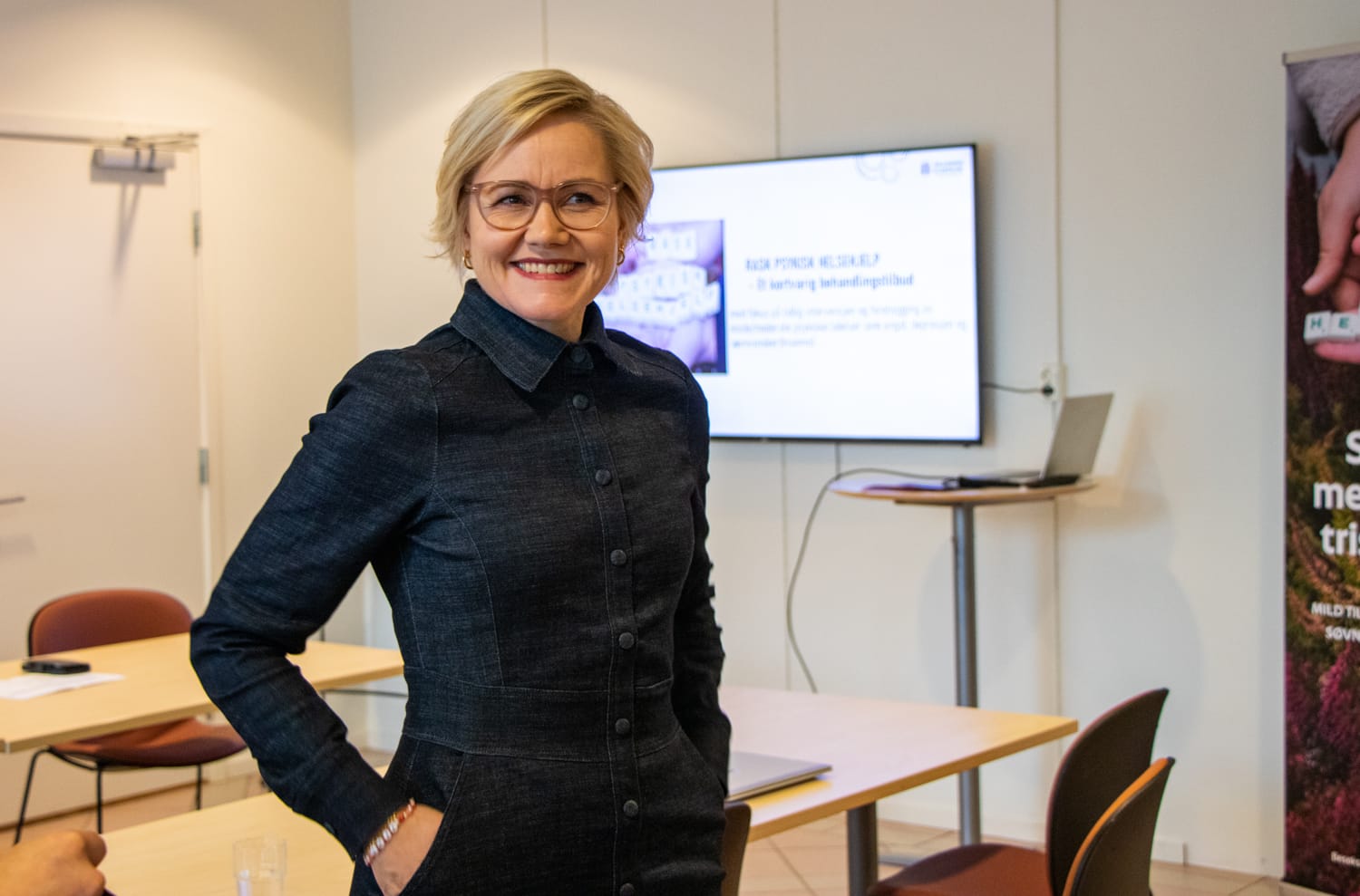 Helse- og omsorgsministeren smiler i et møterom i Drammen.