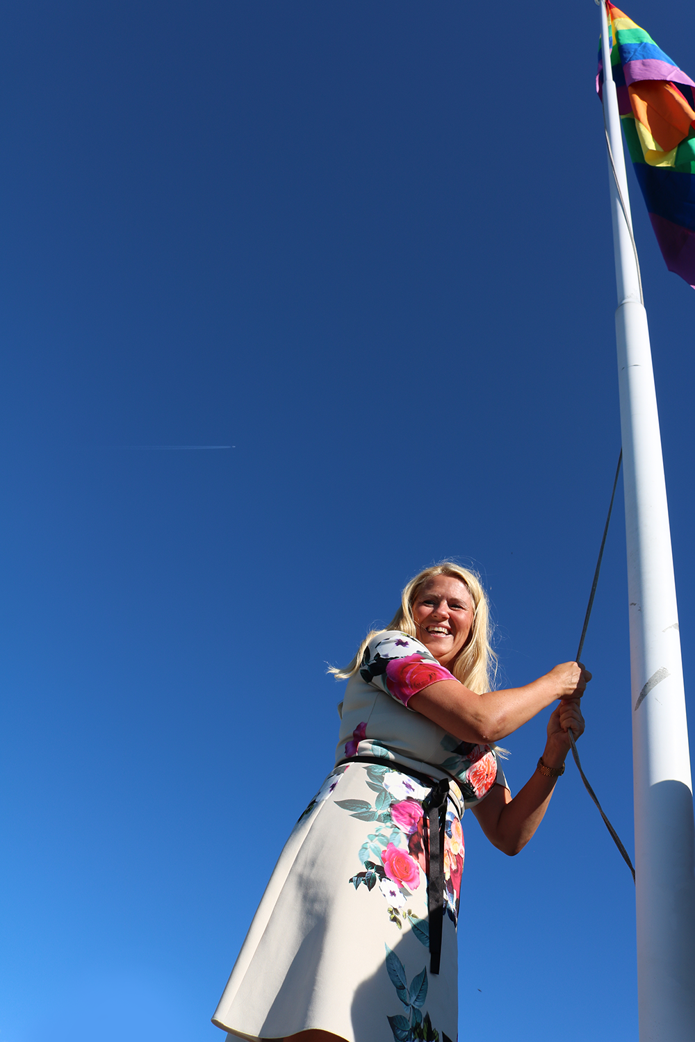 Ordfører Monica Myrvold Berg heiser flagget i tårnet på Drammen rådhus.