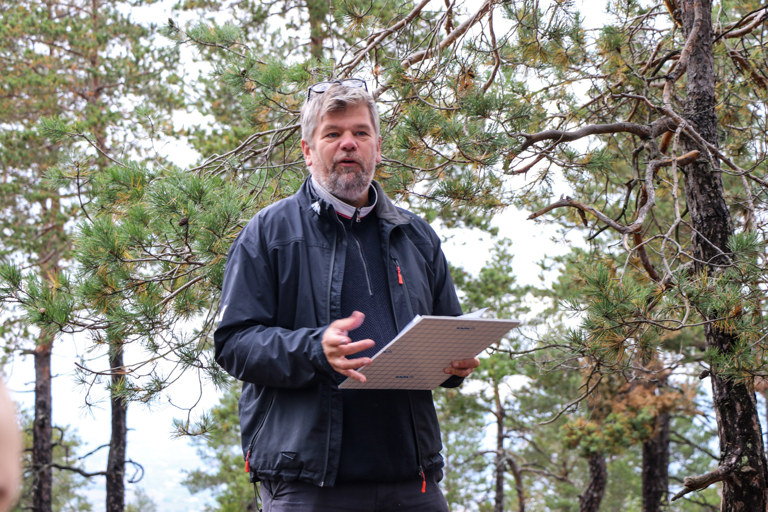 Varaordfører holder tale i skogen.