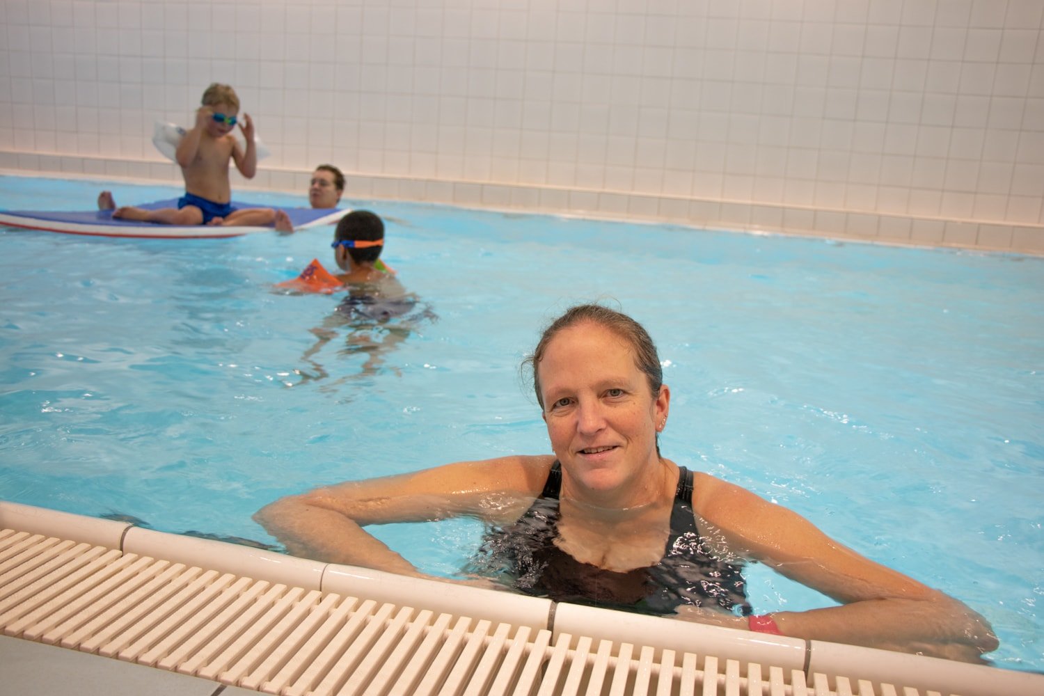 Svømmelærer Linda Teigen henger på bassengkanten