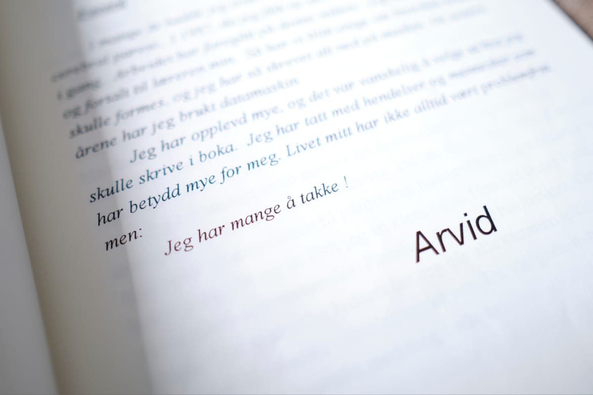 Bilde av en side i en bok med fokus på teksten "Jeg har mange å takke! - Arvid"