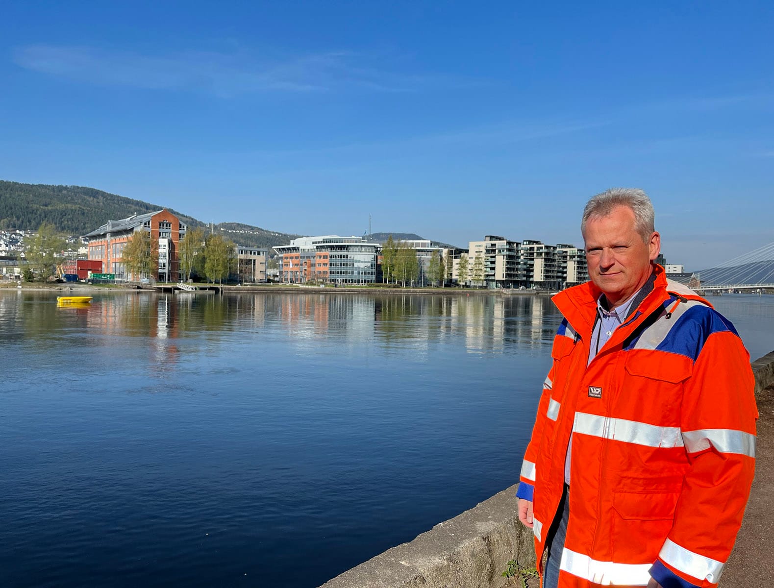 Beredskapssjef Sten Petter Aamodt står ved Drammenselva med Union brygge i bakgrunnen