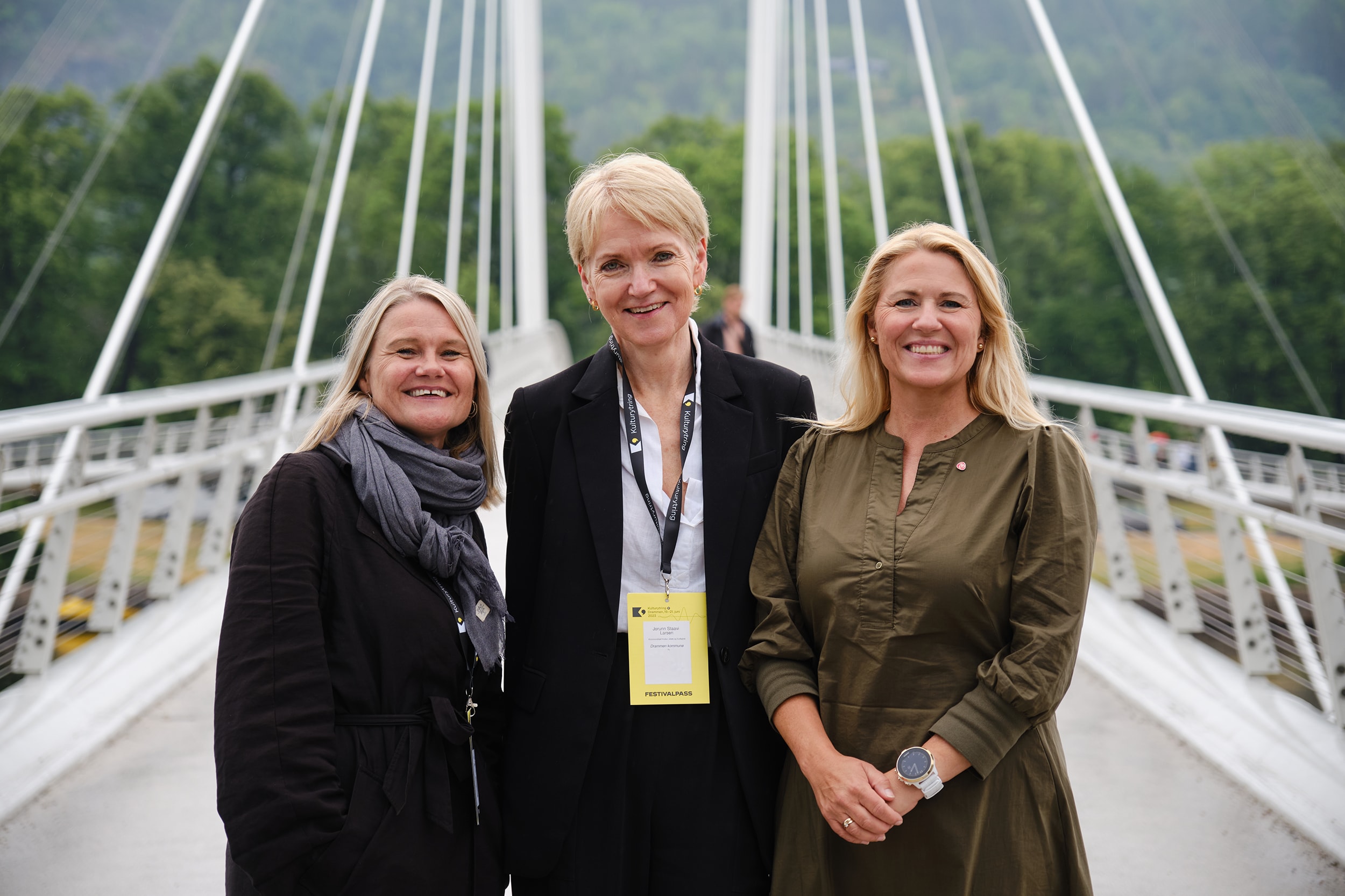 Monica Larsson, Jorunn Staavi Larsen og Monica Myrvold Berg på brua Ypsilon over Drammenselva.