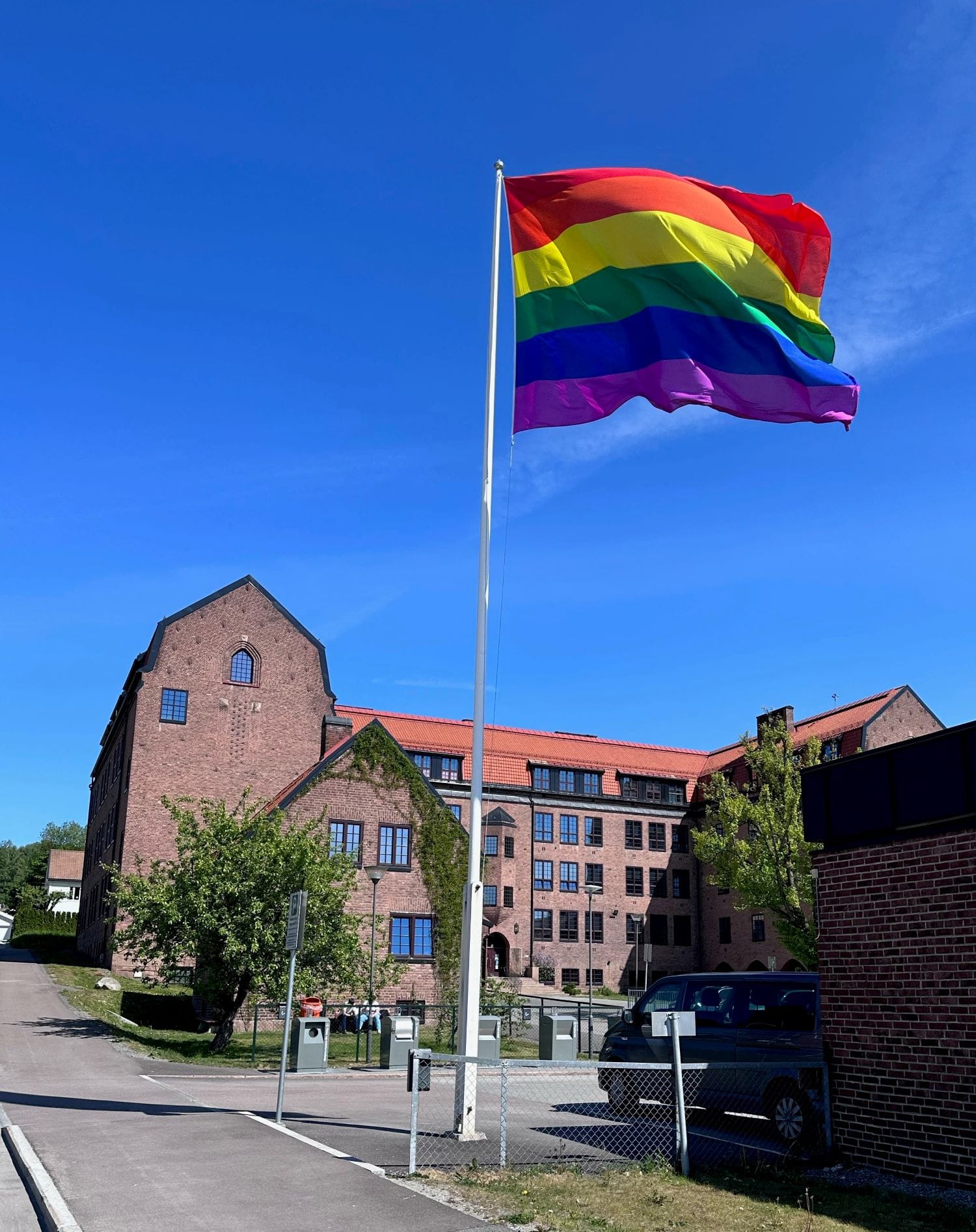 pride-flagg på voksenopplæringen