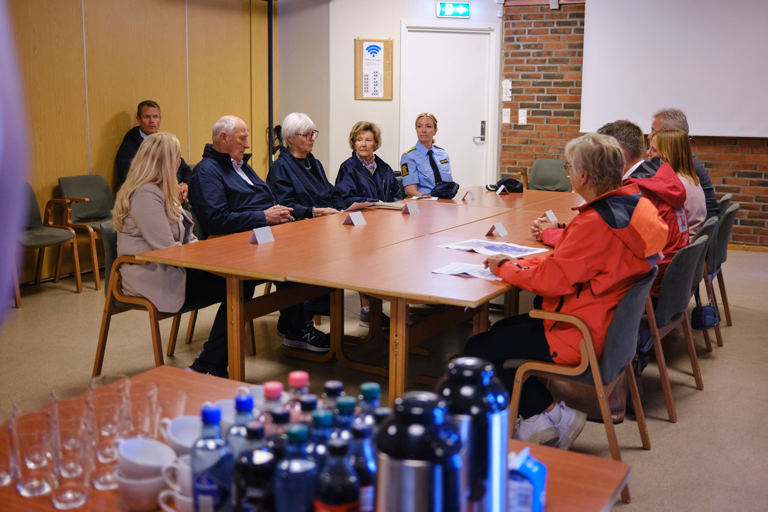 Orientering av kongeparet i et møterom i samfunnshuset i Mjøndalen.