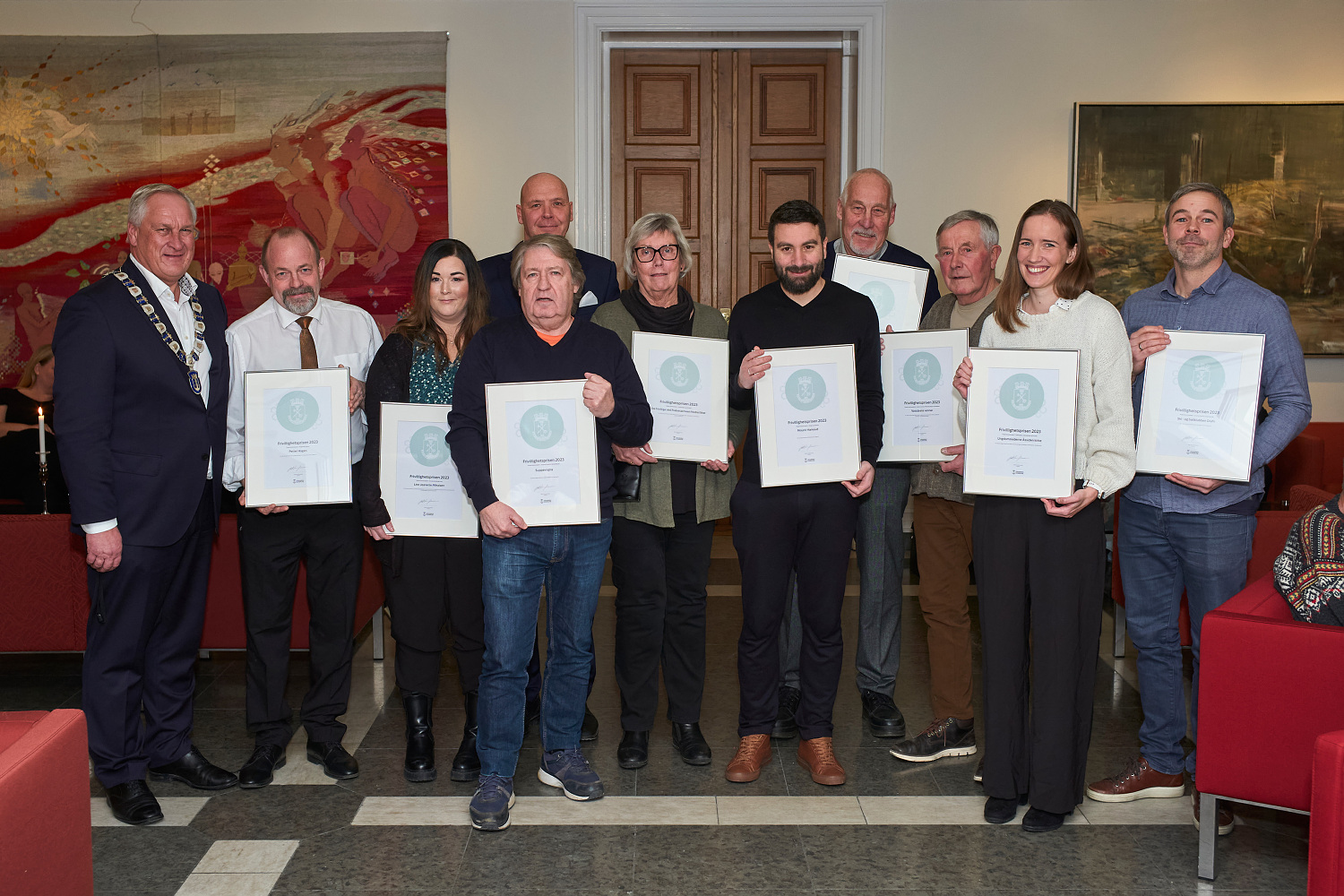 Ti finalister til årets frivillighetspris 2023 sammen med ordfører Kjell Arne Hermansen