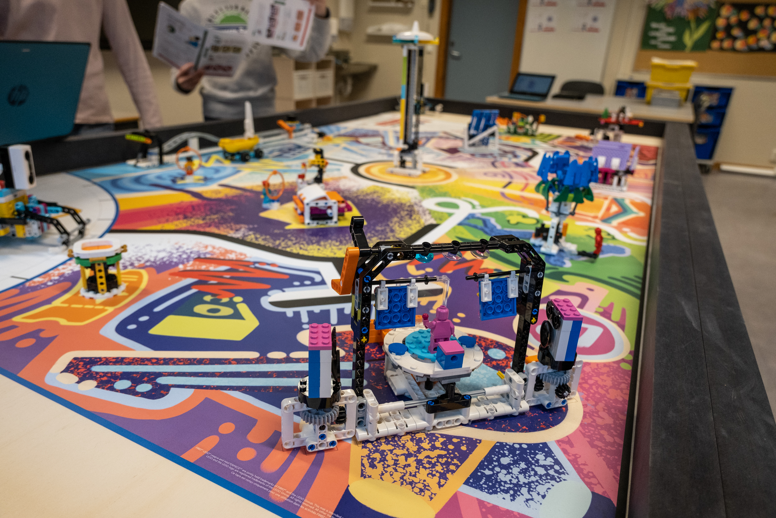 Et stort bord i et klasserom som er fargerikt og med mange ulike figurer bygget i lego.