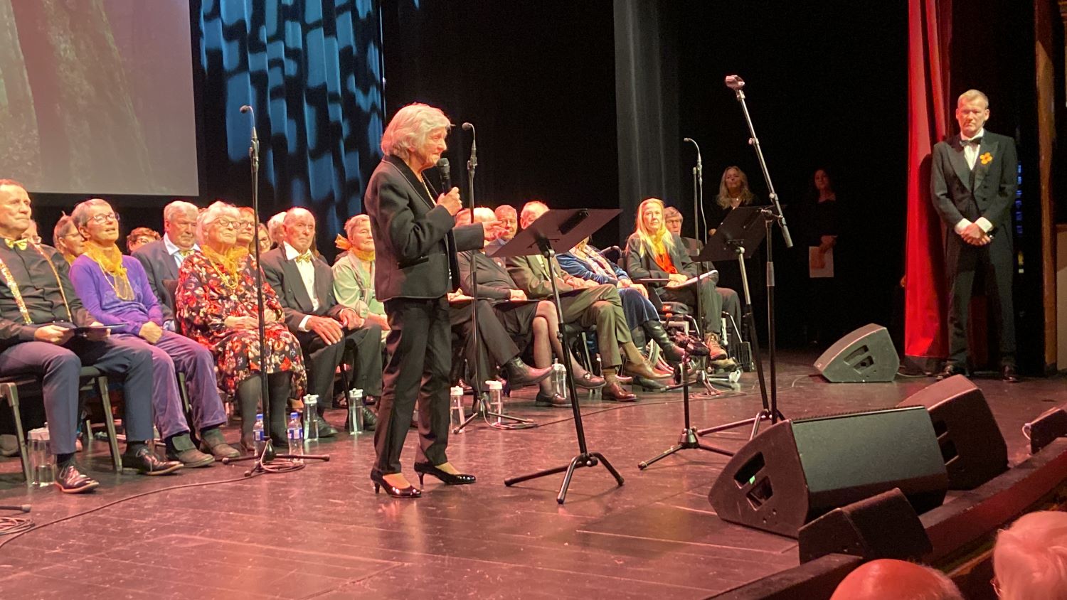 En eldre dame fremfører dikt  på hovedscenen i Drammens teater.