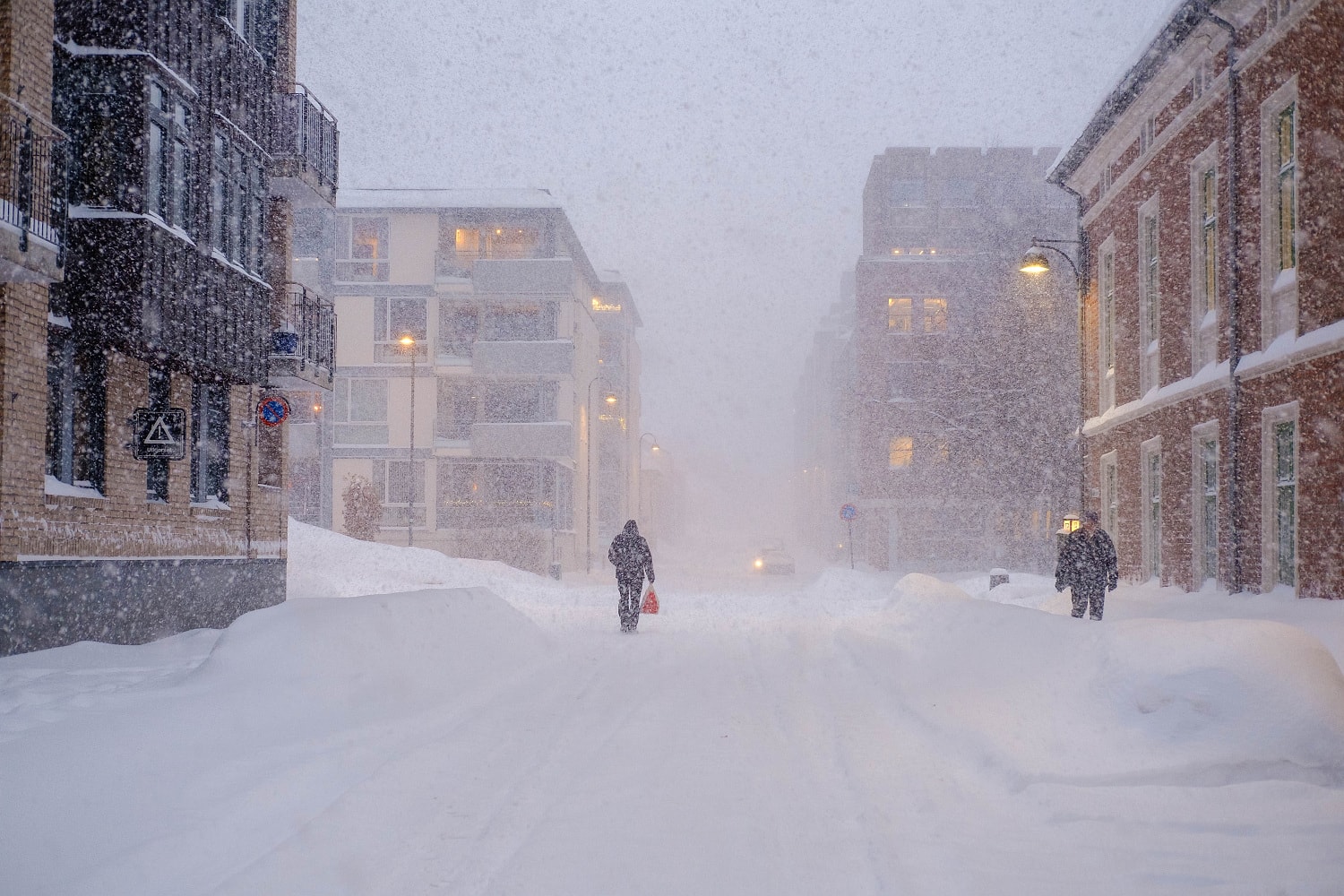 En bakgate i Drammen sentrum i snøvær