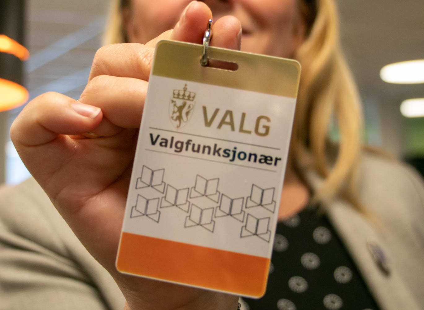 Monica Myrvold Berg viser frem et valgfunksjonærkort fra Drammen kommune.