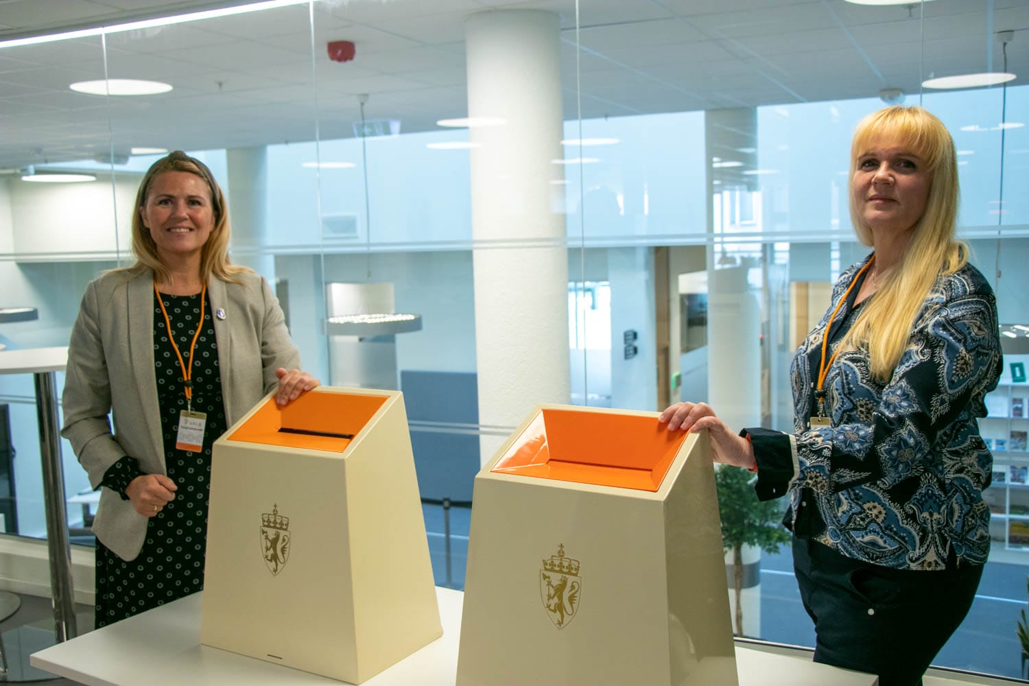 Monica Myrvold Berg og Kristin Surlien står bak to valgurner.