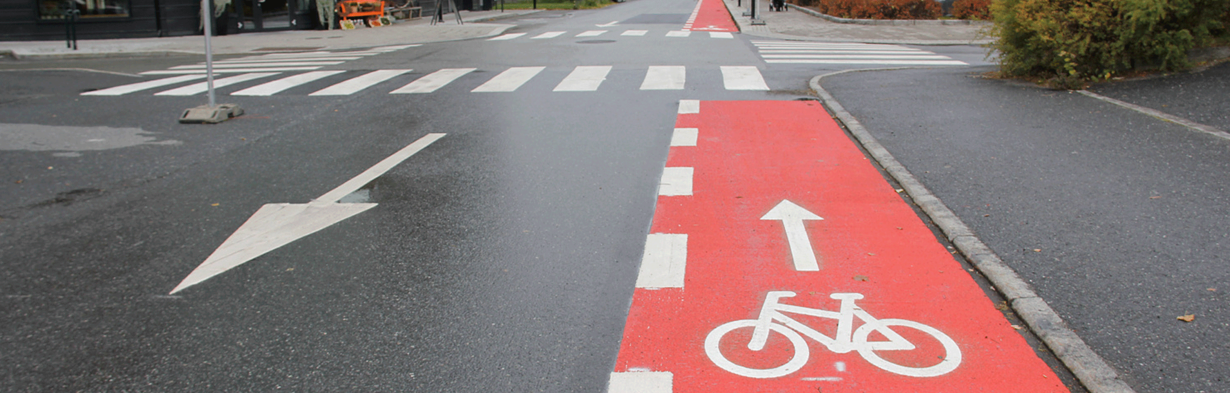 Gate med rødt sykkelfelt på høyre side