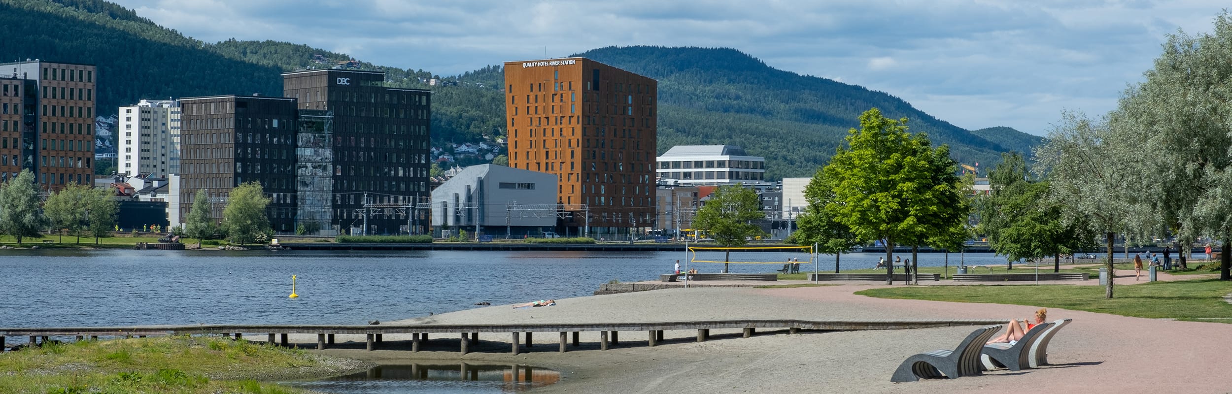 Bilde av Bragernes strand med høye bygninger på andre siden av Drammenselva.