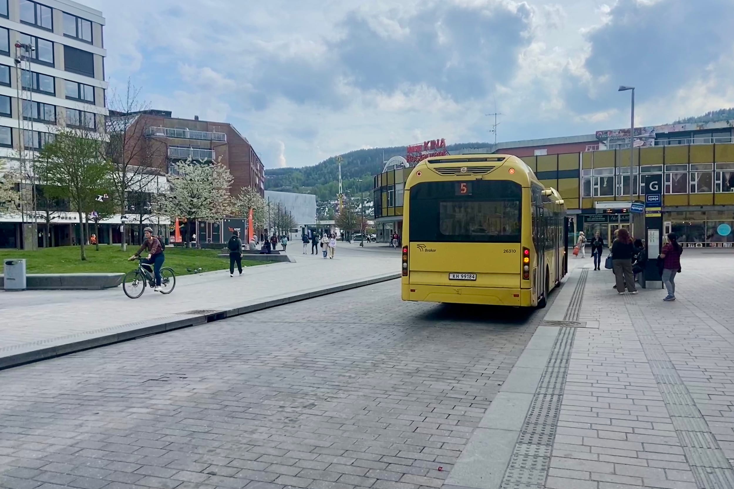 Bilde av Strømsø torg i Drammen med buss og syklist.